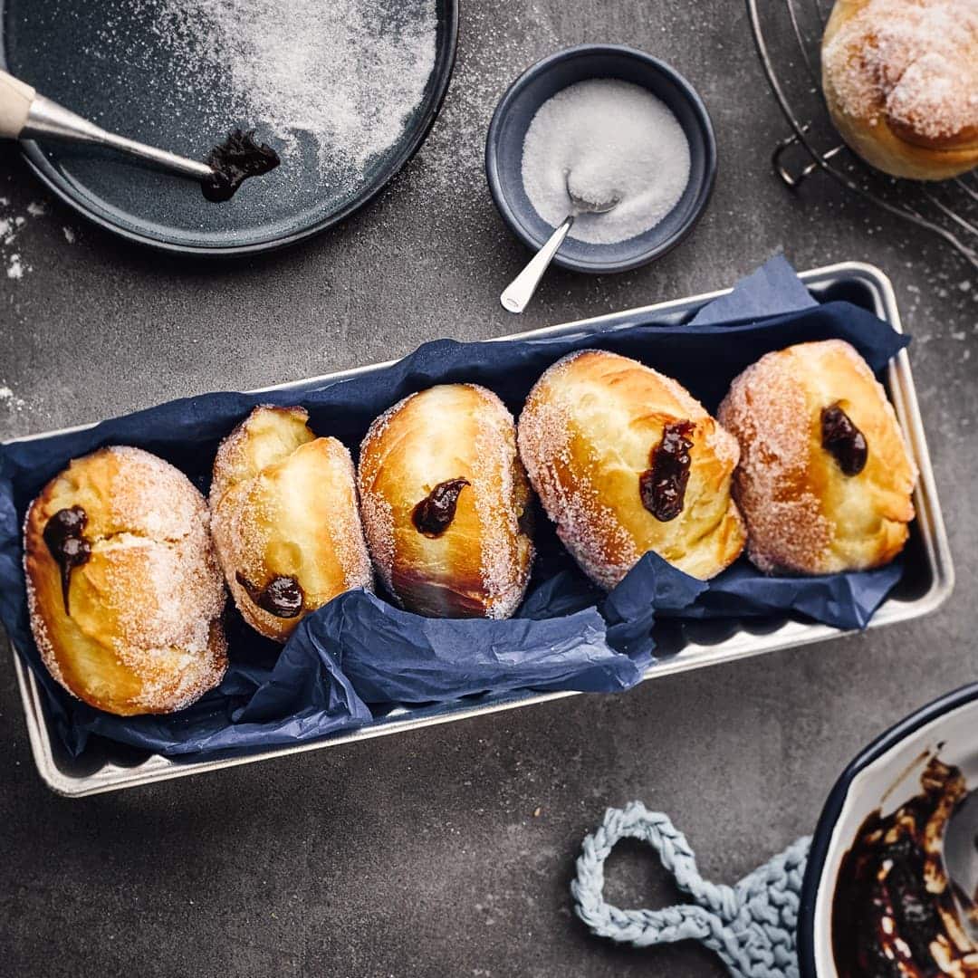 Berliner - Krapfen oder Pfannkuchen: Ein köstliches Hefegebäck! Probieren Sie unser Rezept für selbstgemachte Berliner gefüllt mit Pflaumenmus und in Zucker gewälzt.