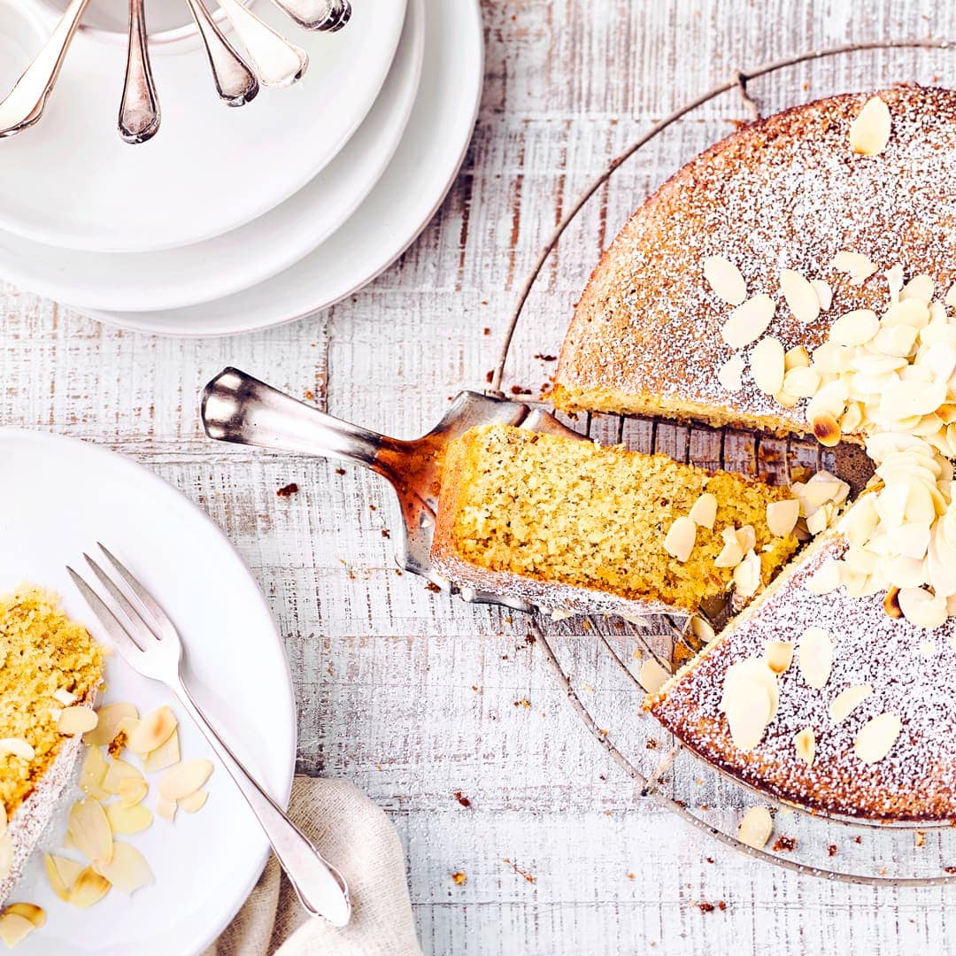 Spanischer Mandelkuchen ist rund, mit Puderzucker bedeckt, ist innen goldgelb und schmeckt einfach köstlich nach Mandeln. Der heiße Kuchen wird mit Mandellikör beträufelt und erhält dadurch einen ganz besonderen Geschmack.
