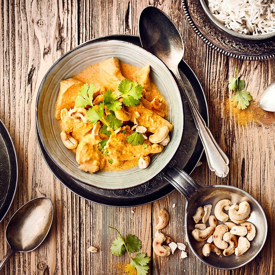 Das Chicken Korma, eine Art Hähnchencurry, ist noch nicht ganz so bekannt wie Chicken Tikka. Zu Unrecht! Probieren Sie es selbst und Sie werden begeistert sein von der feinen Aromatik des Gerichtes!
