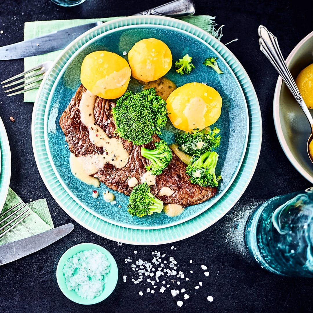 Für besondere Anlässe ein ideales Gericht: Probieren Sie unser Kalbsschnitzel-Rezept mit Käse-Soße aus und erfahren Sie, wie das Fleisch schön zart bleibt.