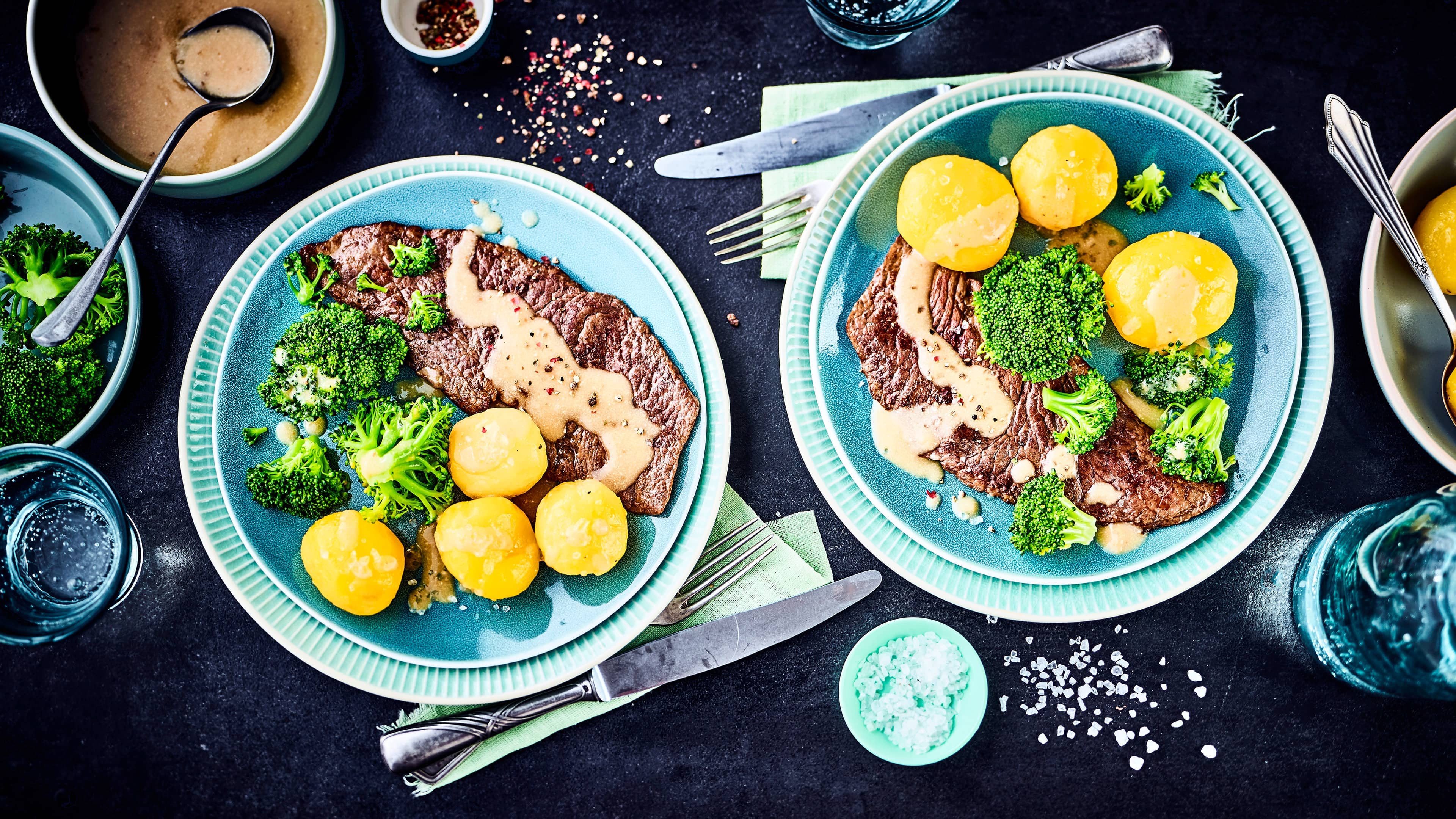 Kalbsschnitzel in Käse-Soße Für besondere Anlässe ein ideales Gericht: Probieren Sie unser Kalbsschnitzel-Rezept mit Käse-Soße aus und erfahren Sie, wie das Fleisch schön zart bleibt.