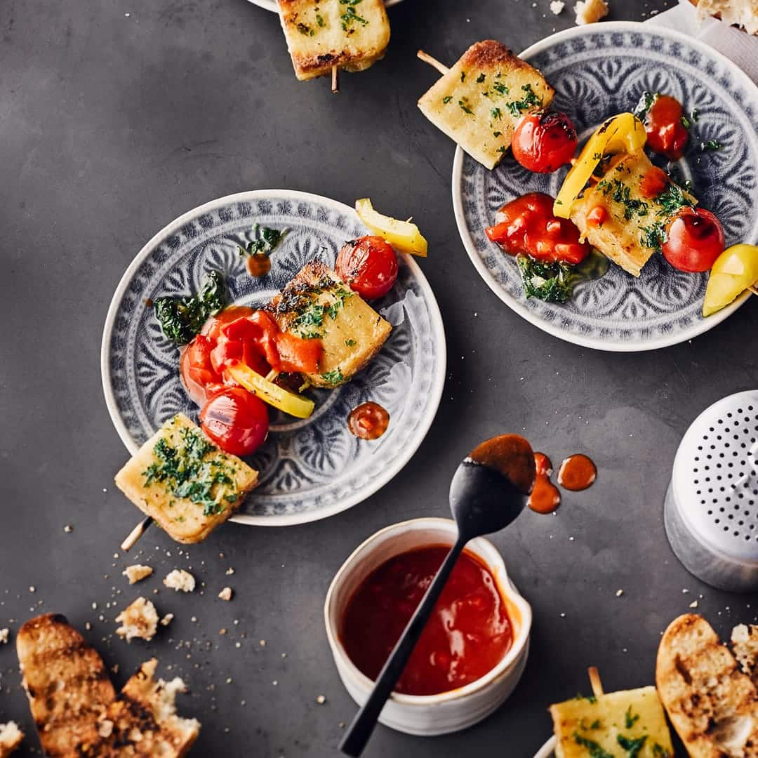 Mit unserem Rezept für Halloumi-Spieße punkten Sie auf Ihrer nächsten Grillparty nicht nur bei Vegetariern, sondern garantiert auch bei Fleisch- und Würstchen-Fans.