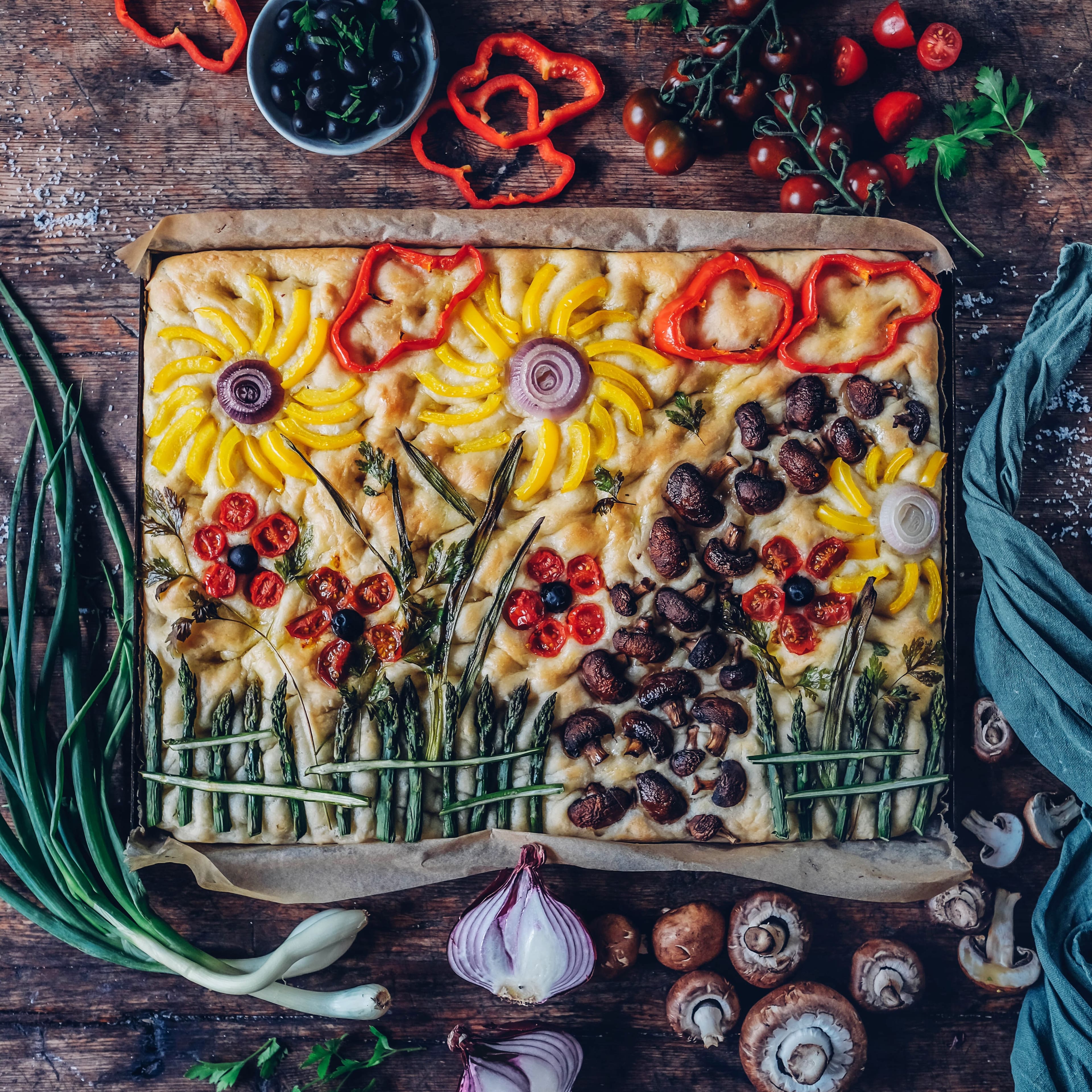 Wundervolle Garten- oder Blumenlandschaft auf köstlichem Hefebrot. Focaccia Garden ist ein Trendrezept, das sich nachzumachen lohnt!