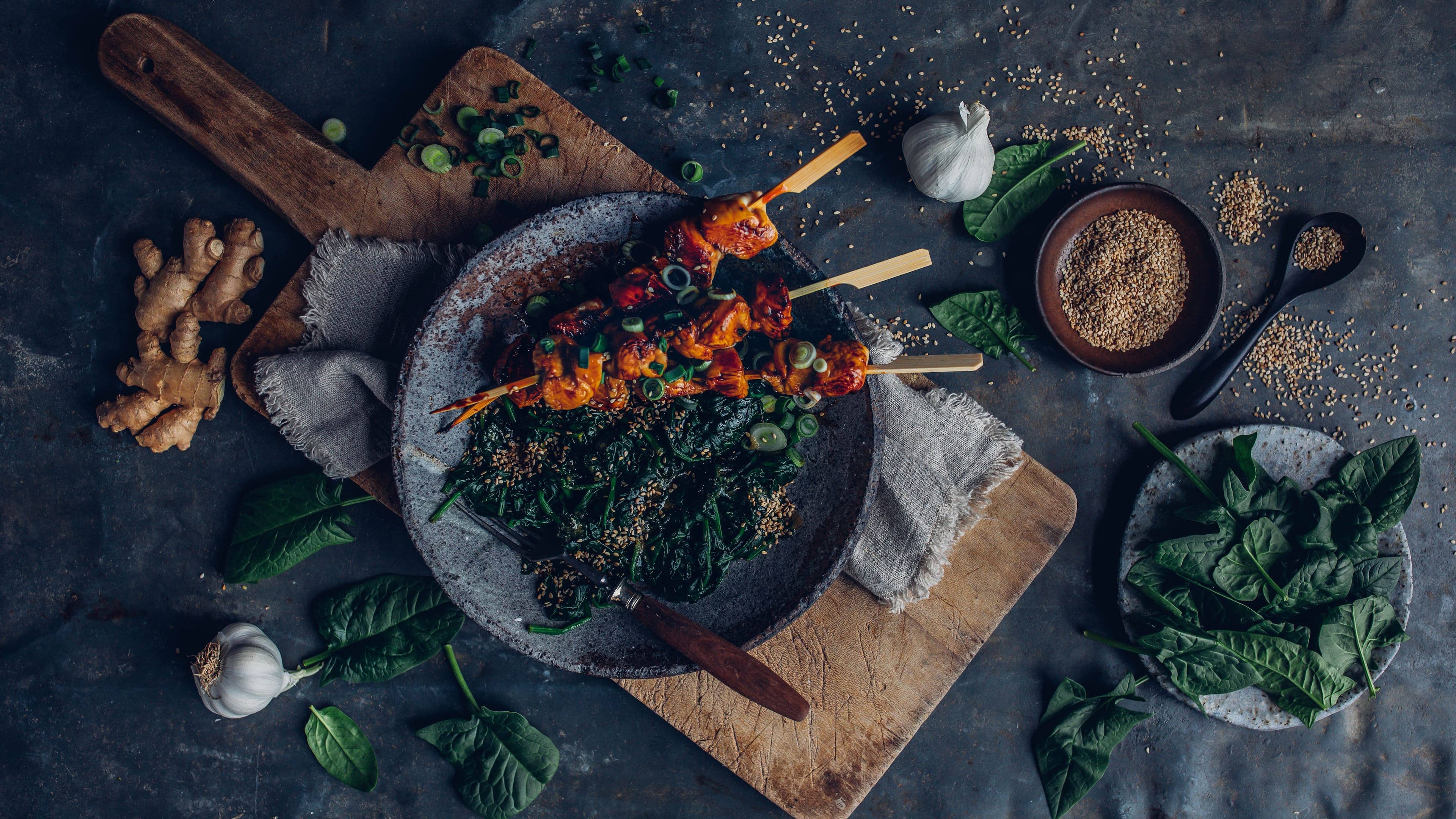 Yakitori-Spieße mit Spinat-Sesam-Salat Ob vom Grill oder aus der Pfanne: Lecker würzige Yakitori-Spieße mit selbstgemachtem Spinat-Sesam-Salat.