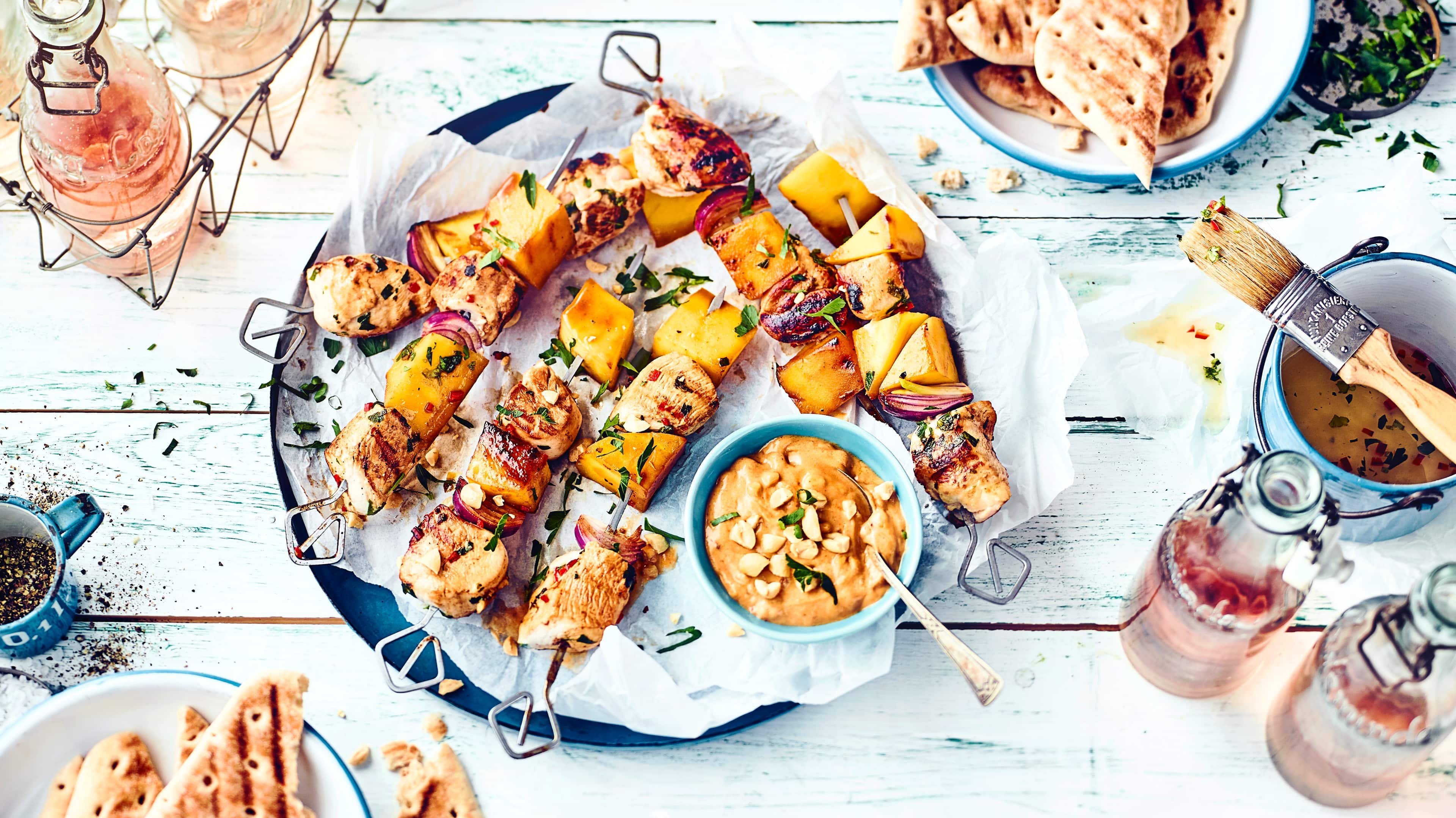 Erdnuss-Hähnchenspieße Die zarten Hähnchenspieße mit Erdnusssauce können Sie sowohl auf dem Grill als auch in der Pfanne zubereiten. Probieren Sie jetzt das originelle Rezept mit gegrillter Mango aus!Die zarten Hähnchenspieße mit Erdnusssauce können Sie sowohl auf dem Grill als auch in der Pfanne zubereiten. Probieren Sie jetzt das originelle Rezept mit gegrillter Mango aus!