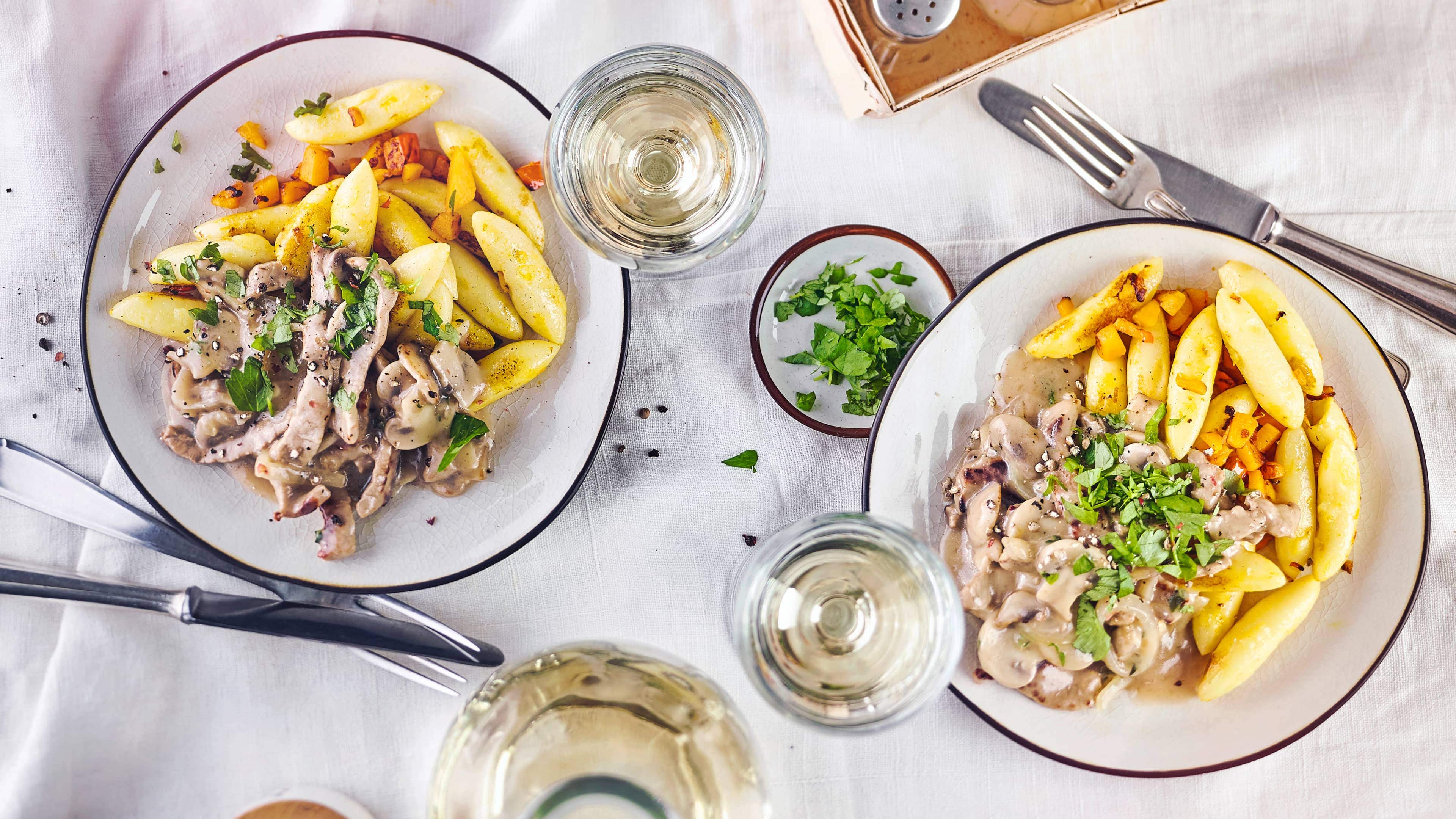 Geschnetzeltes mit Pilzen Ein Klassiker für den Mittagstisch oder ein Abendessen für die ganze Familie: Probieren Sie einmal unser Rezept für Geschnetzeltes mit Pilzen und servieren als Beilage Schupfnudeln mit Kürbis!