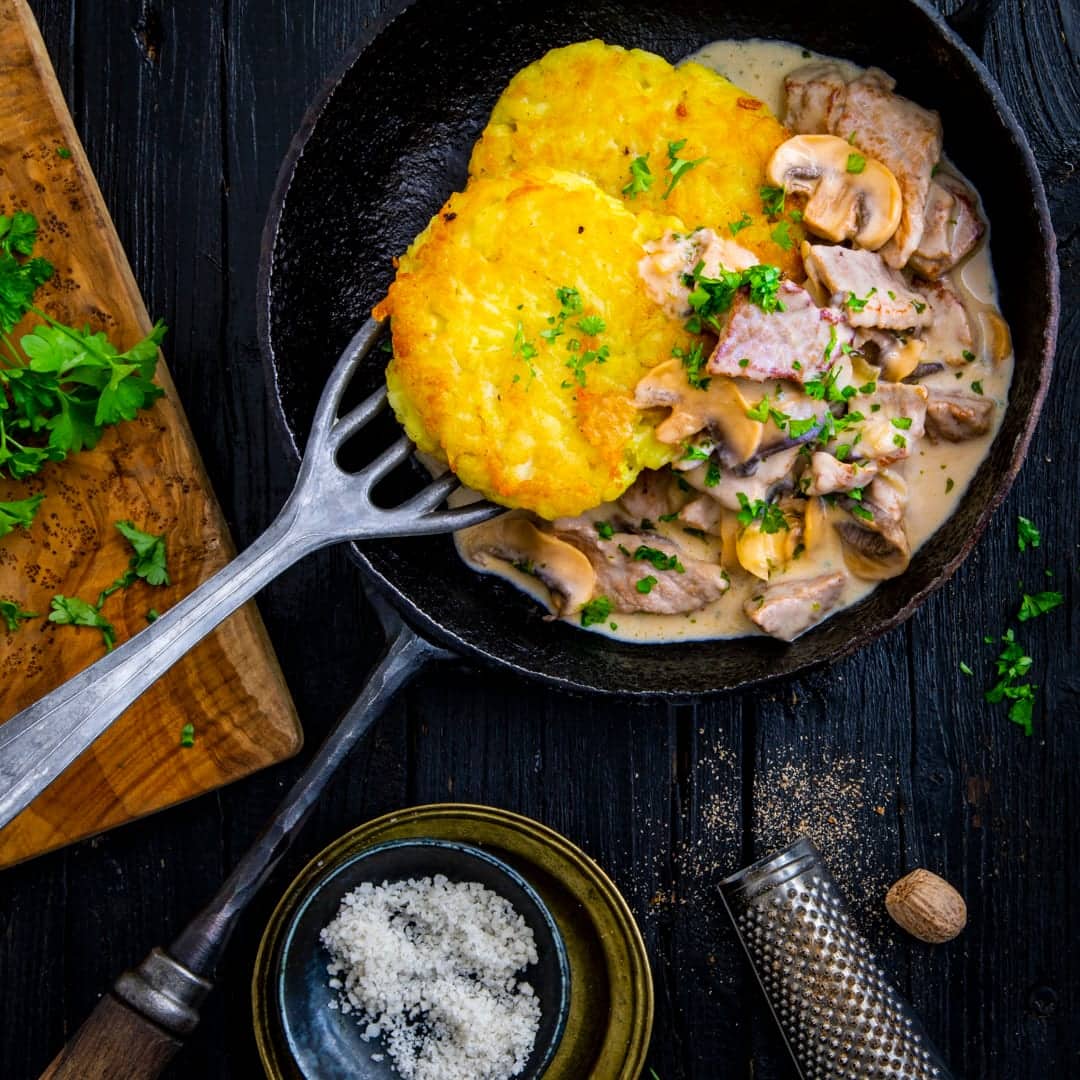 Mit Champignons, Sherry und Sahne verfeinert wird unser Zürcher Geschnetzeltes zu selbstgemachten Rösti serviert!