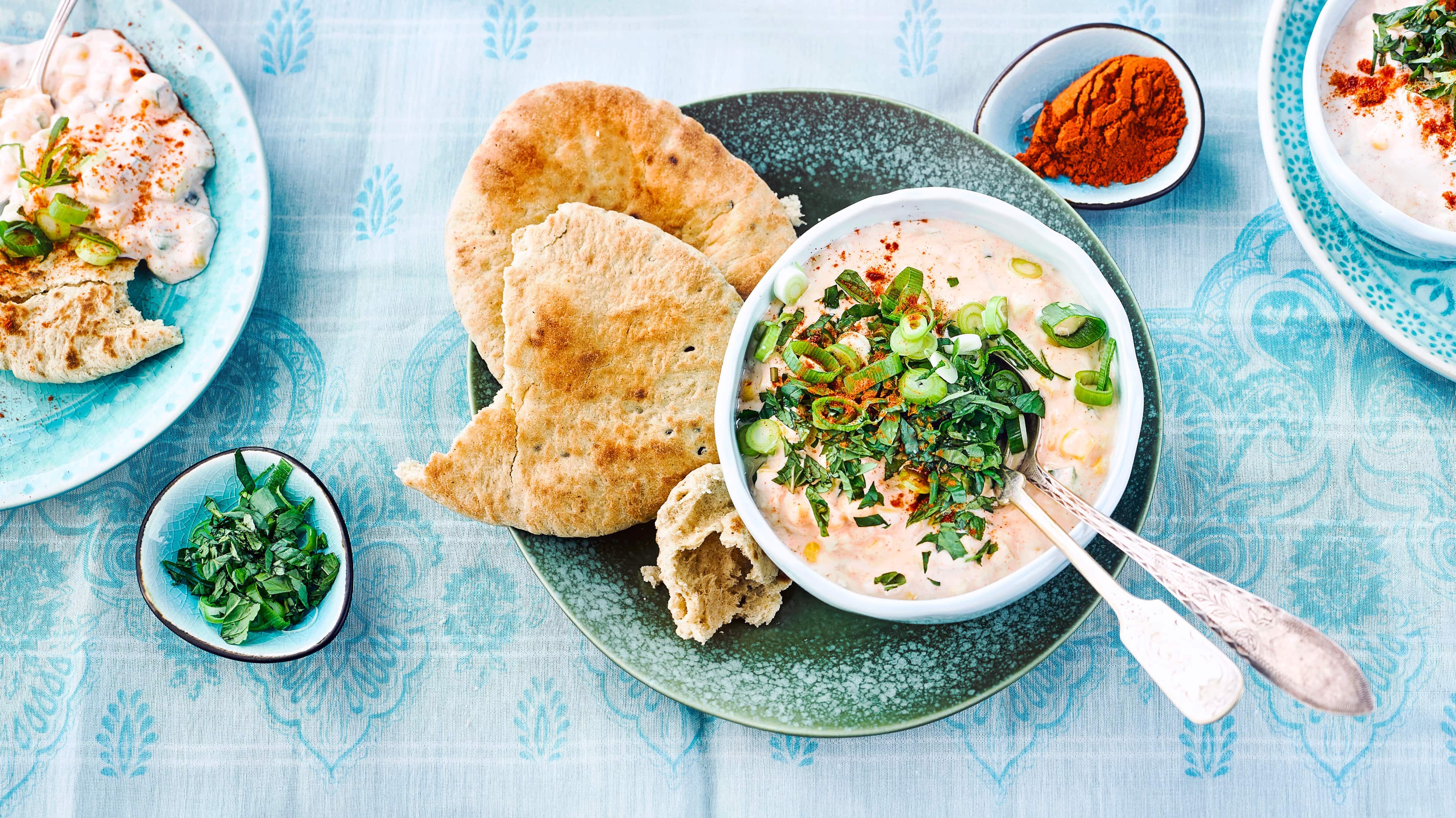 Pakistanische Raita Mit unserem Rezept für eine pakistanische Raita haben Sie diese frische Joghurtsoße in 15 Minuten zubereitet – passt perfekt als Beilage zu Fleisch oder Fisch!