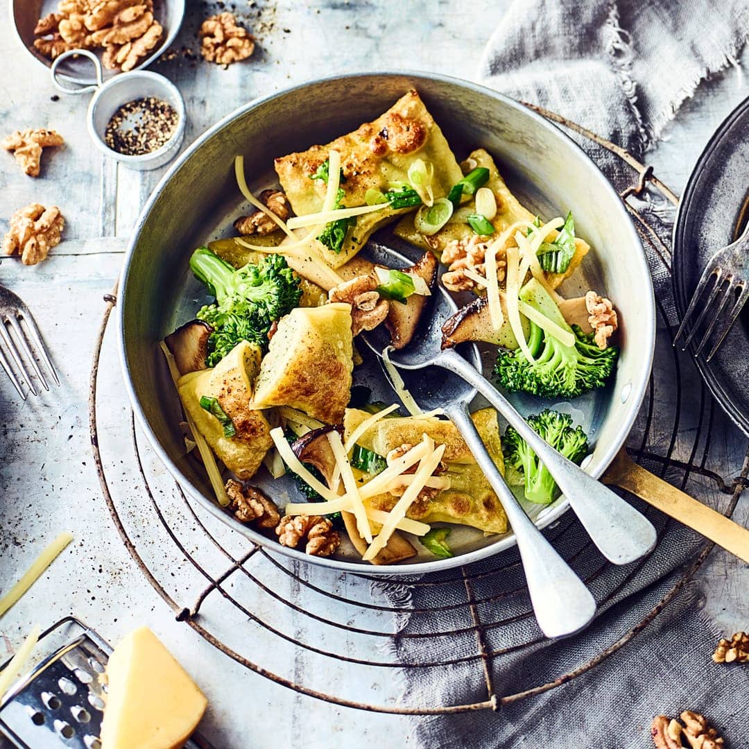 So kennen Sie Maultaschen vielleicht noch nicht? Wir servieren sie einmal nicht in Brühe oder Suppe sondern lecker angebraten mit Pilzen, Walnüssen und Bergkäse als Maultaschenpfanne.