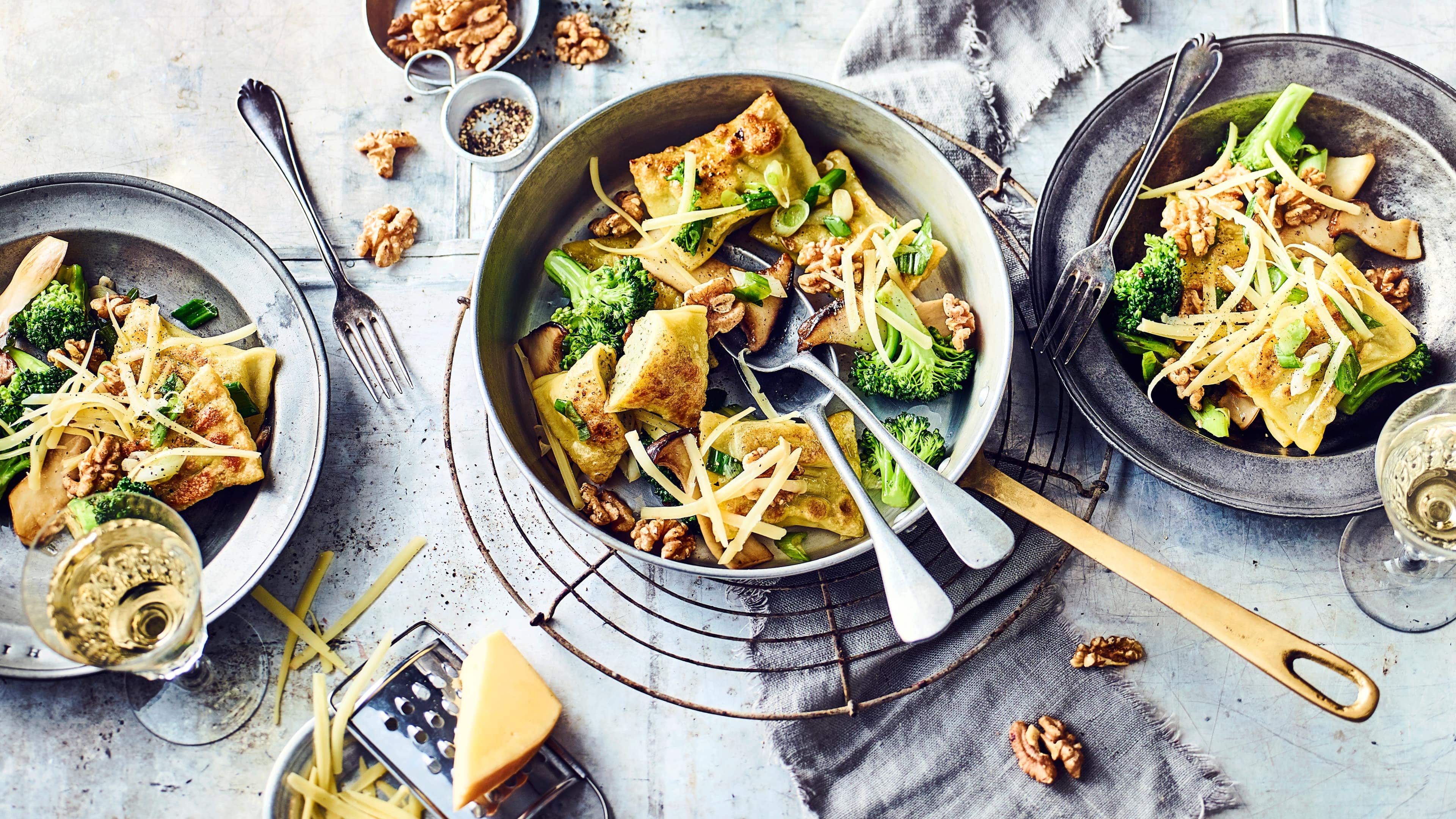 Maultaschenpfanne So kennen Sie Maultaschen vielleicht noch nicht? Wir servieren sie einmal nicht in Brühe oder Suppe sondern lecker angebraten mit Pilzen, Walnüssen und Bergkäse als Maultaschenpfanne.