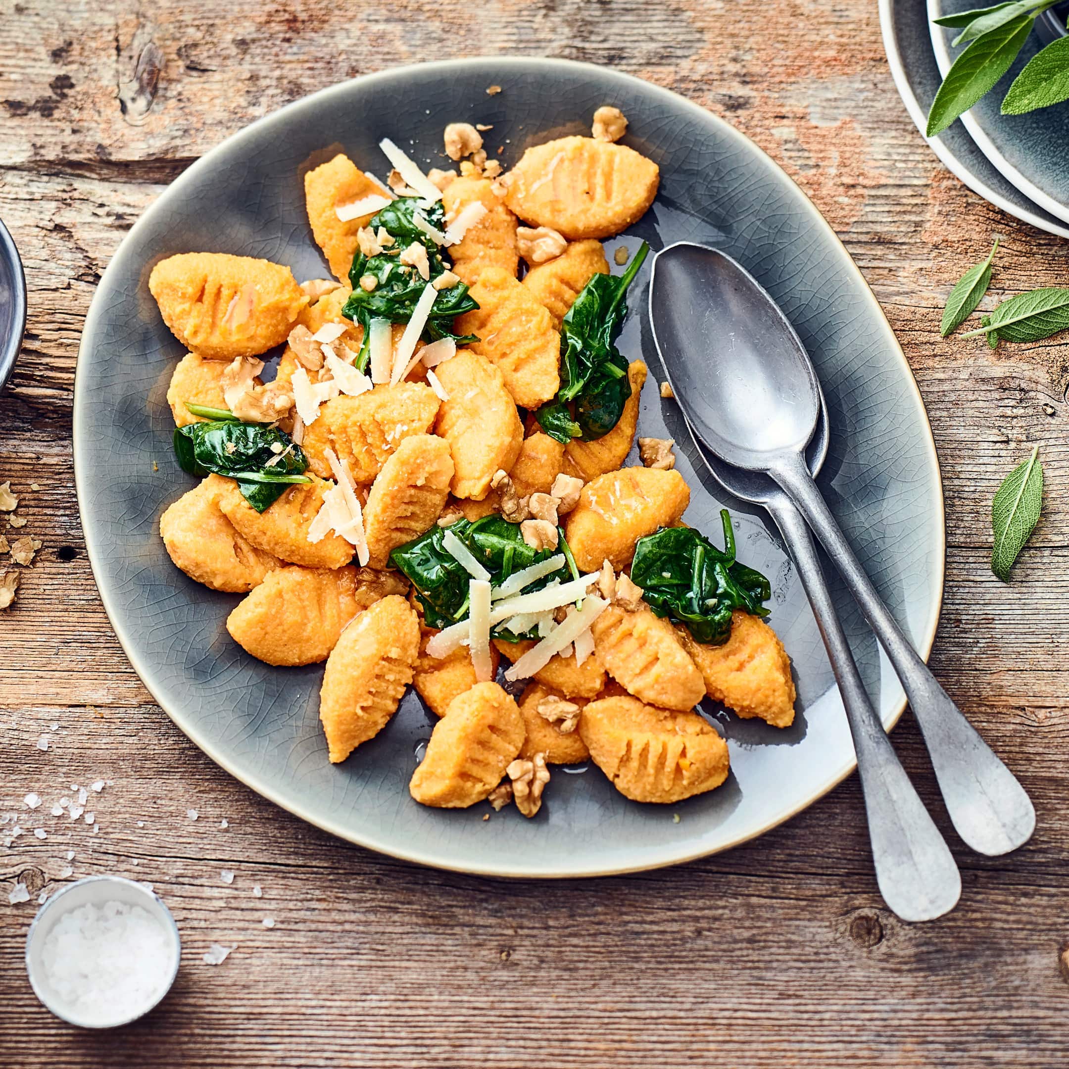 Schön herbstlich: Unsere orange-gelbe Kürbis-Gnocchi sorgen für einen herrlich buttrigen Kürbisgeschmack! Mit unserem Rezept für selbstgemachte Kürbis-Gnocchi können Sie den Versuch wagen, sie zu Hause selber zu machen.