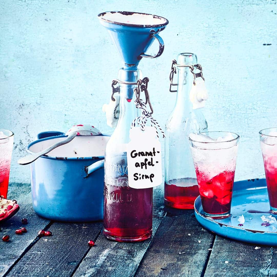 Unser selbstgemachter Granatapfel-Sirup eignet sich hervorragend zur Herstellung von Erfrischungsgetränken, Verfeinerung von Salatdressings und Desserts oder als Backzutat.