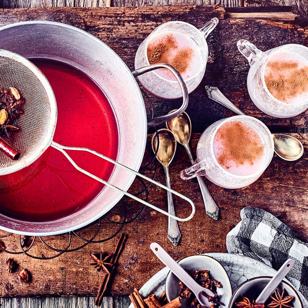 Köstlicher selbstgemachter Chai-Sirup mit warmer Milch aufgegossen ist eine schöne herbstliche Alternative zum Kaffee oder auch als Dessert möglich!