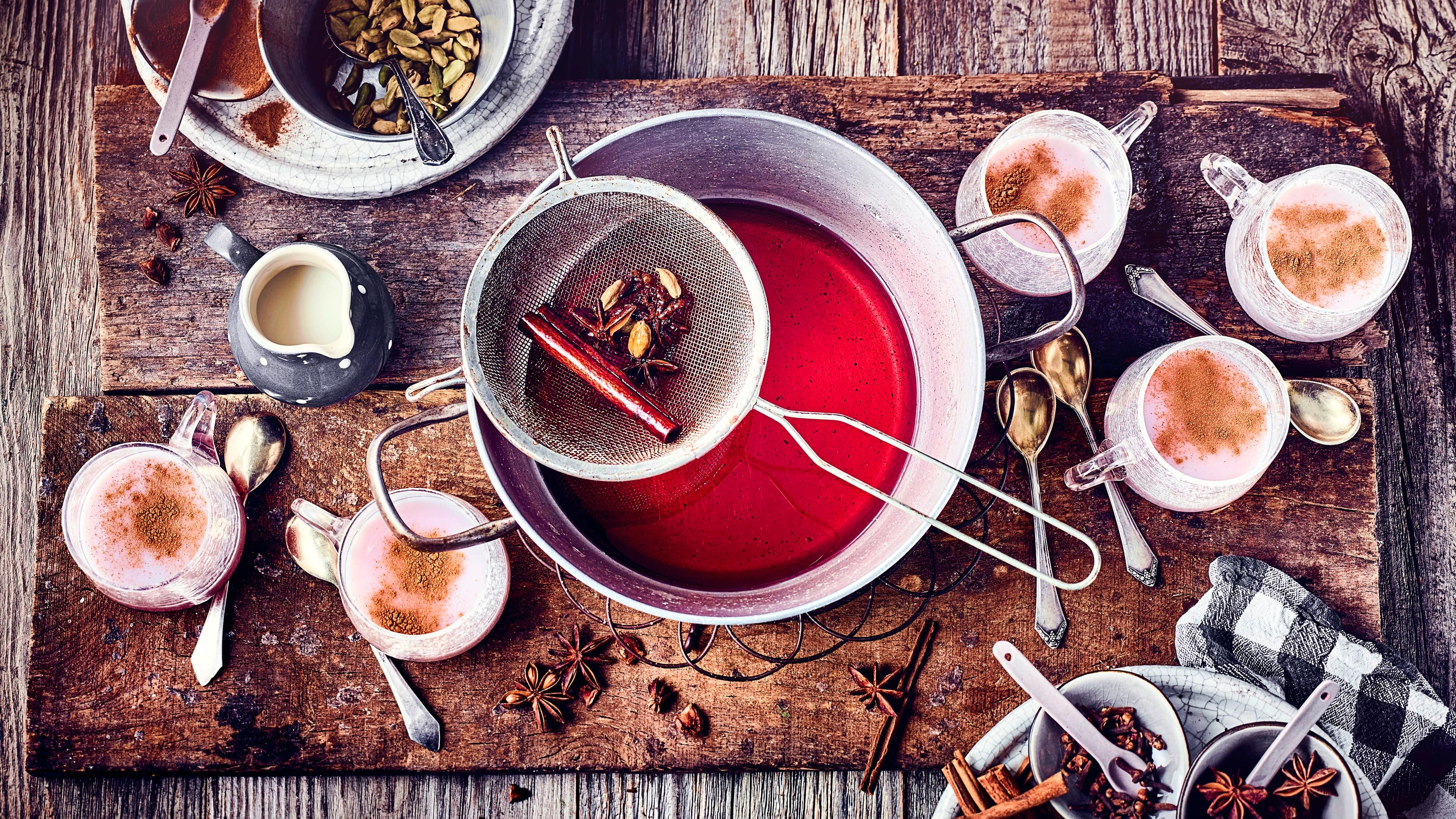 Chai-Sirup Köstlicher selbstgemachter Chai-Sirup mit warmer Milch aufgegossen ist eine schöne herbstliche Alternative zum Kaffee oder auch als Dessert möglich!