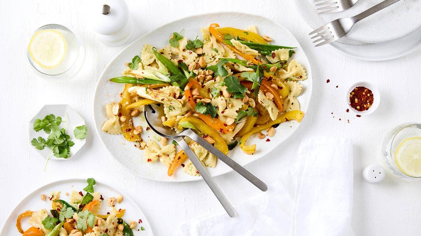 Warmer Paprika-Nudelsalat mit Erdnussdressing Warmer Paprika-Nudelsalat mit Erdnussdressing