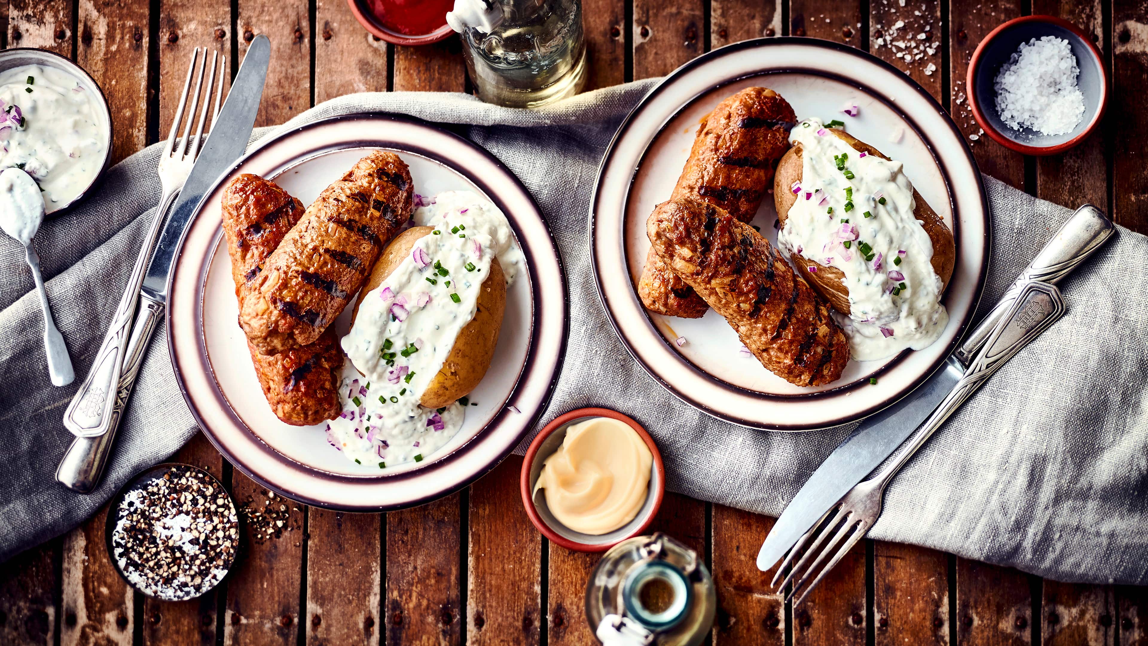 Gegrillte Frikandel Lust auf etwas anderes? Probieren Sie doch mal unsere selbstgemachten fritierten Frikadellen mit Folienkartoffeln aus Holland.