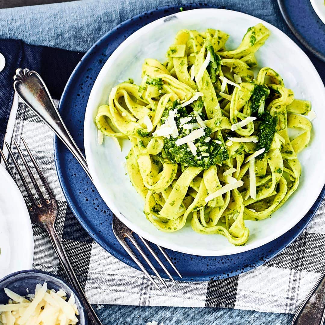 Unser Rezept für Fettuccine mit selbst gemachtem Pesto aus Bärlauch, Pinienkernen, Öl und Parmesan – unbedingt ausprobieren!