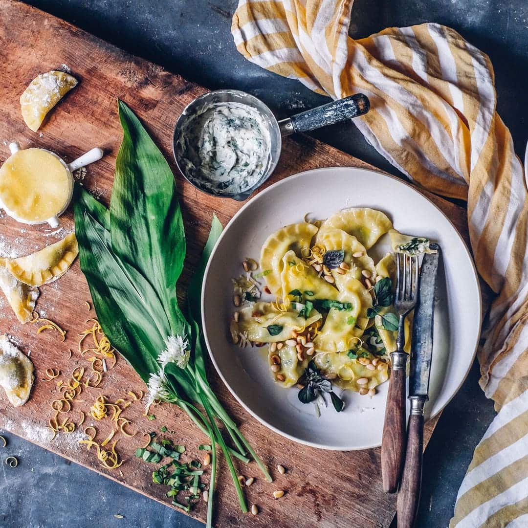 Etwas ganz Besonderes: Leckere selbstgemachte Ravioli mit Bärlauch-Ricotta-Füllung, Pinienkernen und Parmesan.