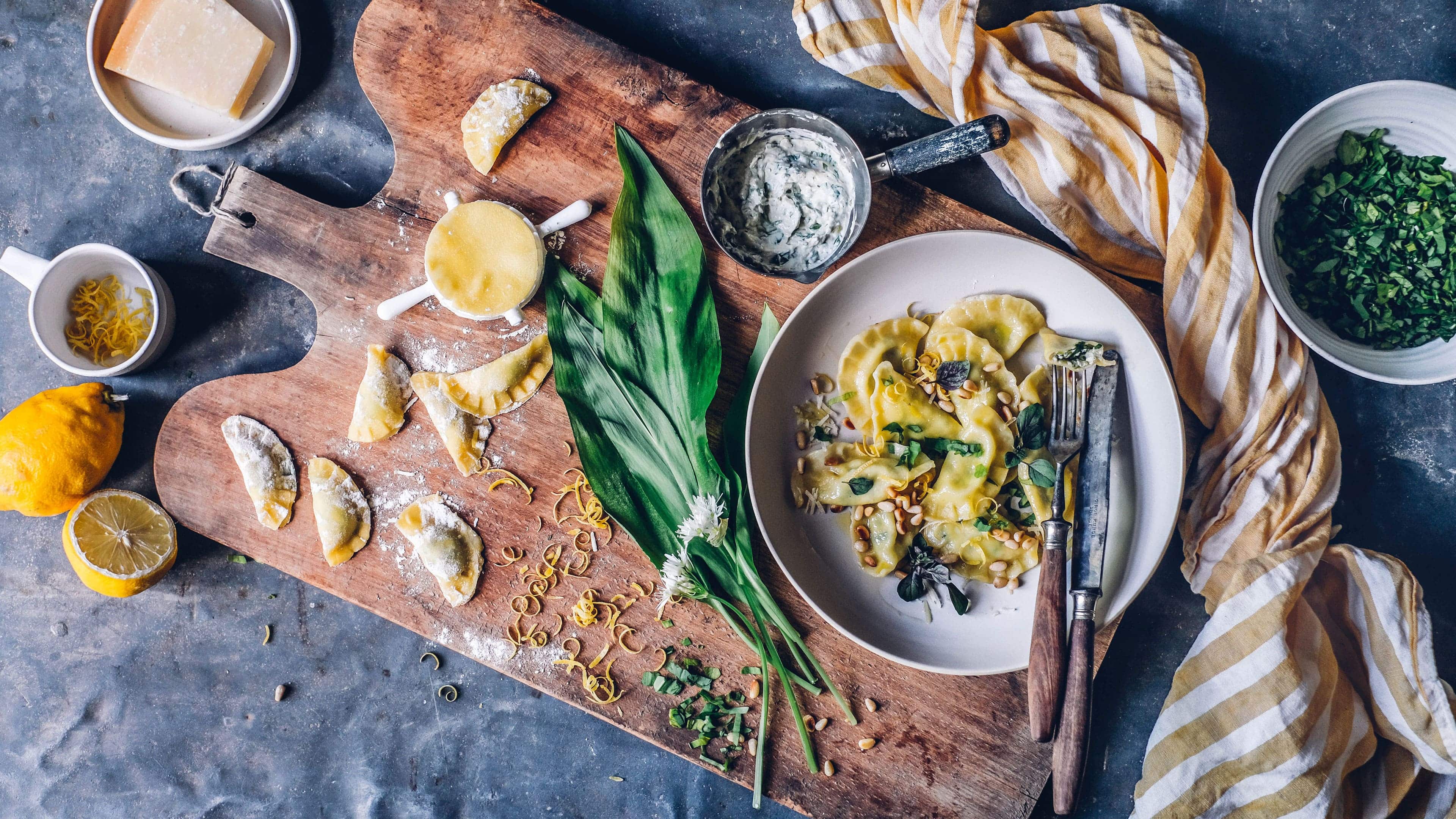 Bärlauch-Ravioli Etwas ganz Besonderes: Leckere selbstgemachte Ravioli mit Bärlauch-Ricotta-Füllung, Pinienkernen und Parmesan.