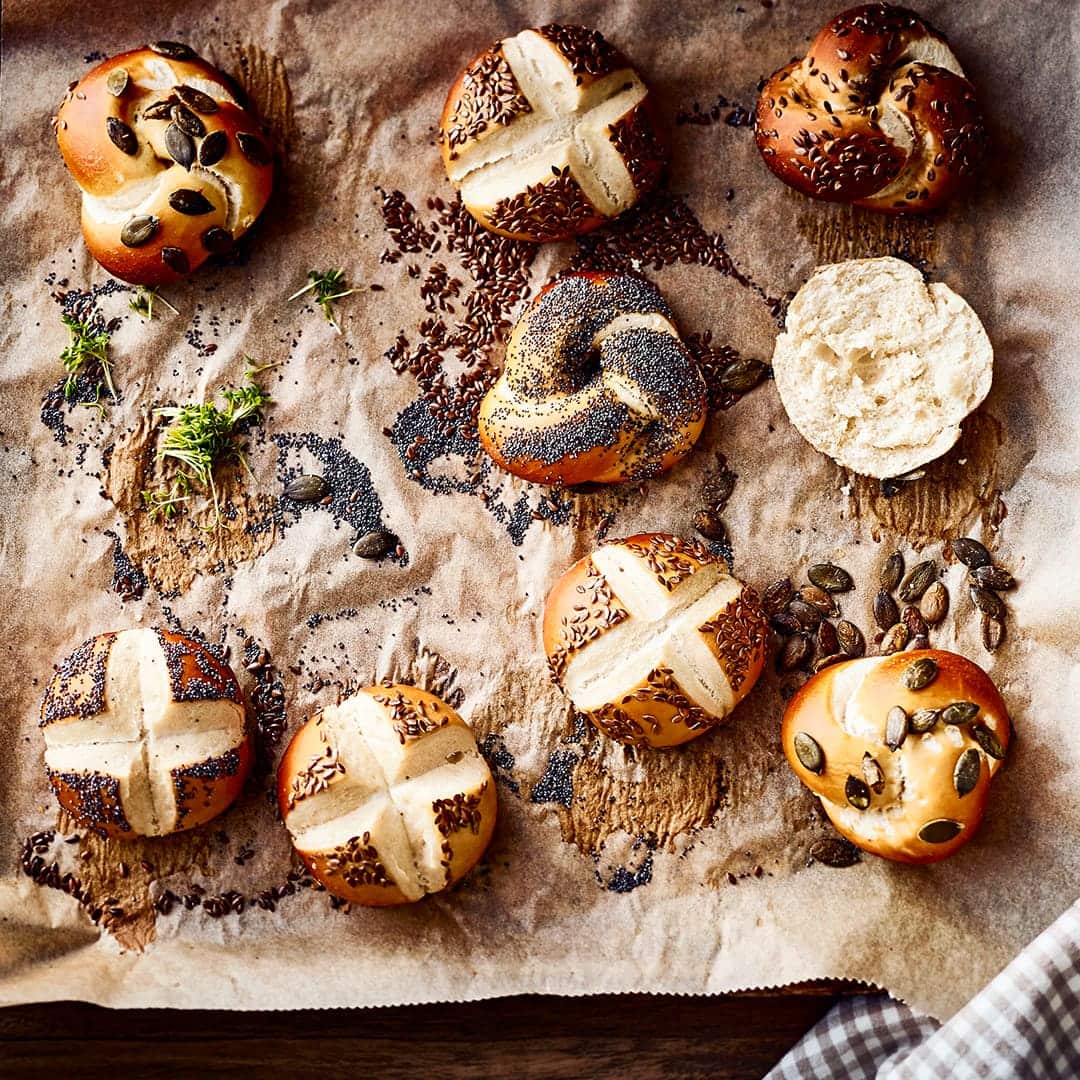 Wir alle kennen die herrlichen Kleingebäcke aus der Bäckerei, aber probieren Sie doch einmal selber unser Rezept für Laugengebäck aus und stellen die köstlichen Brötchen ganz einfach zuhause her!