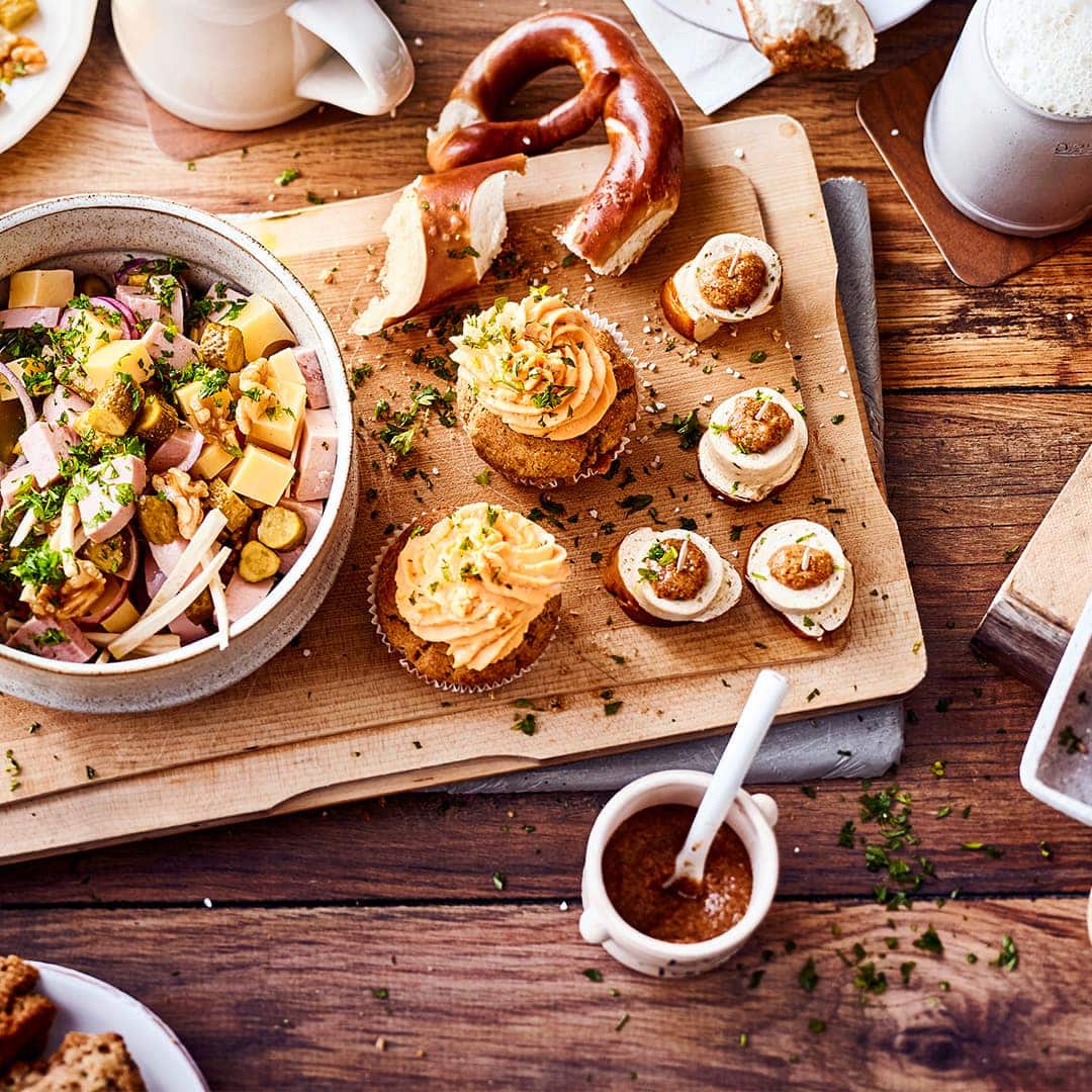 Feiern Sie Oktoberfest und servieren Sie sich und Ihren Gästen eine Auswahl feiner bayerischer Tapas: Hier ist allerlei Deftiges dabei!