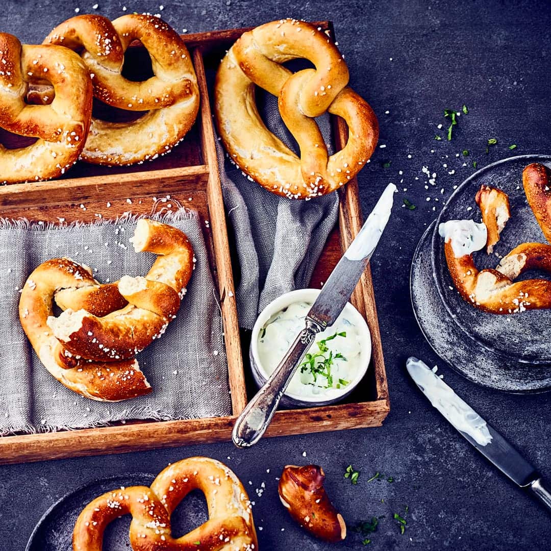 Wir alle lieben sie als Snack für Zwischendurch oder abends zur Brotzeit. Laugenbrezeln lassen sich vielseitig belegen oder einfach so vernaschen!