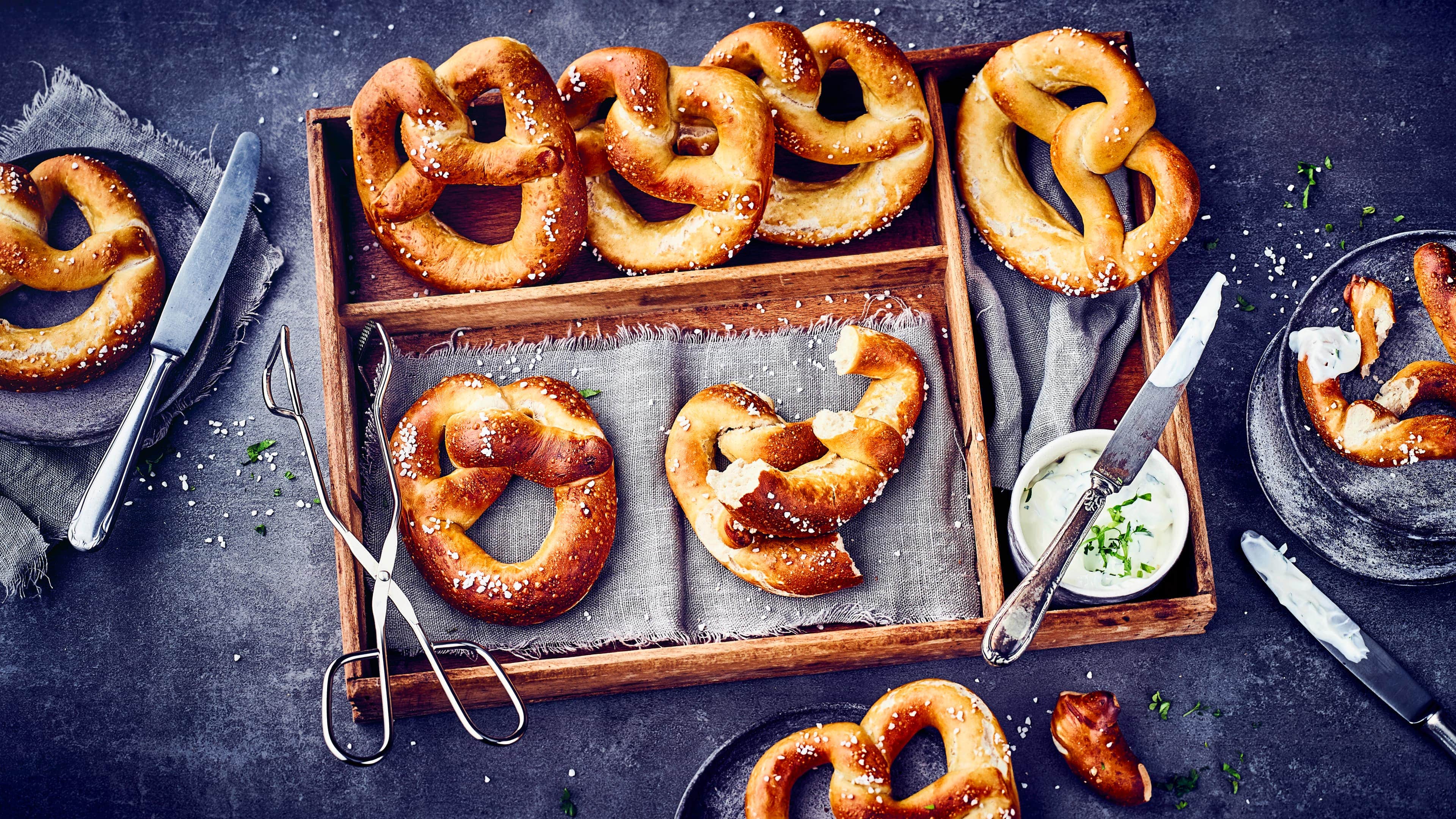Laugenbrezeln Wir alle lieben sie als Snack für Zwischendurch oder abends zur Brotzeit. Laugenbrezeln lassen sich vielseitig belegen oder einfach so vernaschen!