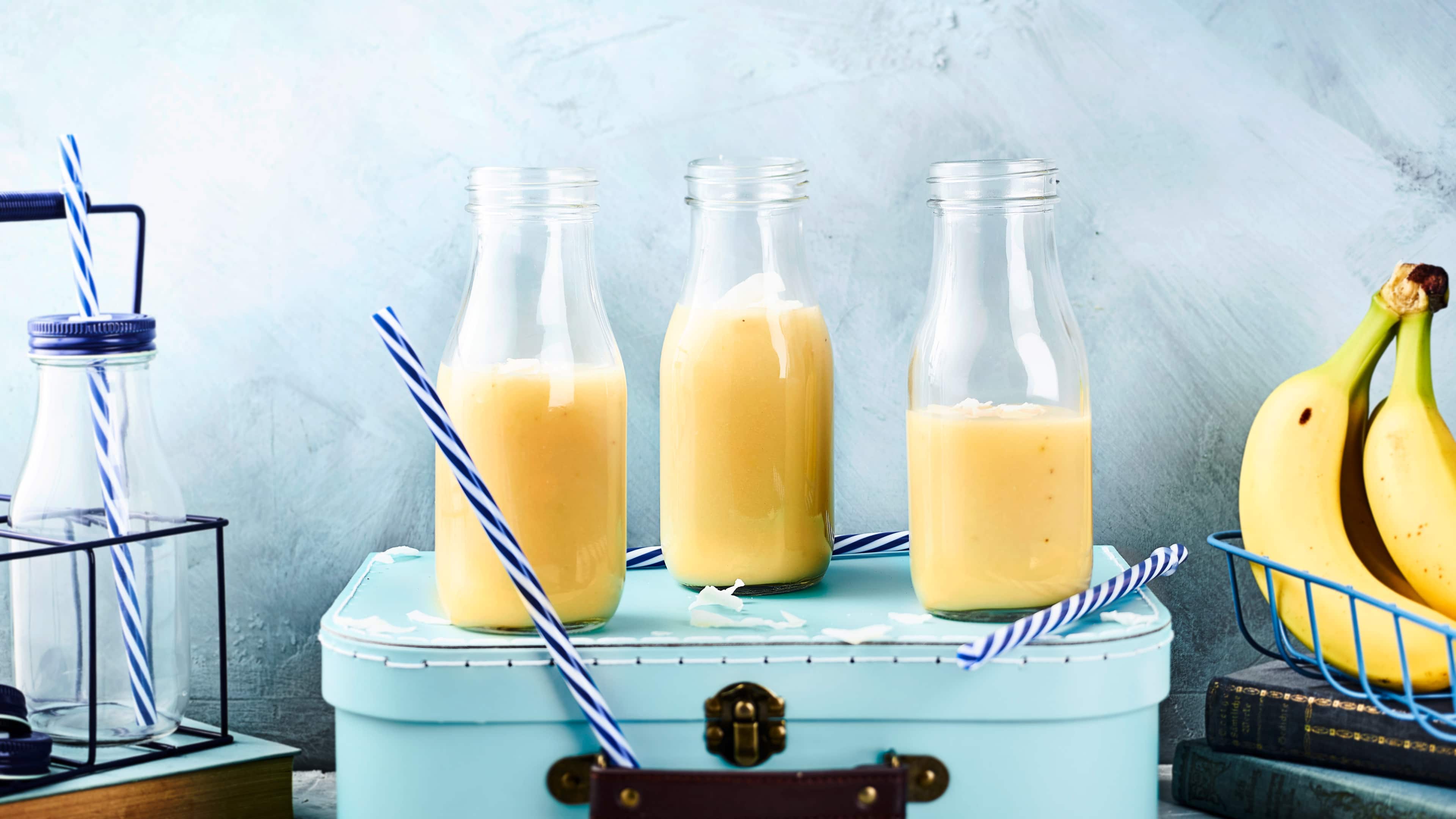 Bananensaft Reife Bananen müssen auf keinen Fall weggetan werden, sondern lassen sich noch vielseitig verwenden. Zum Beispiel ganz schnell und einfach zu selbstgemachtem Bananensaft.