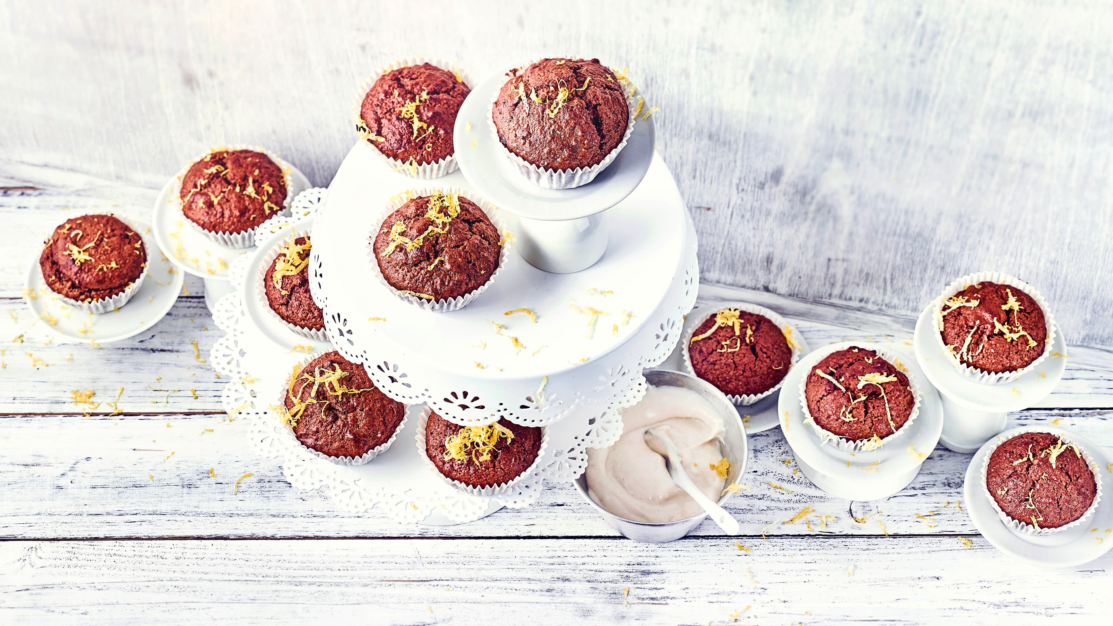 Bananen-Dattel-Muffins Backen Sie unsere Bananen-Dattel-Muffins mit Haselnuss und Kakao mit einer Orangen-Zitronen-Quark-Creme – ein fruchtig-exotisches Dessert!