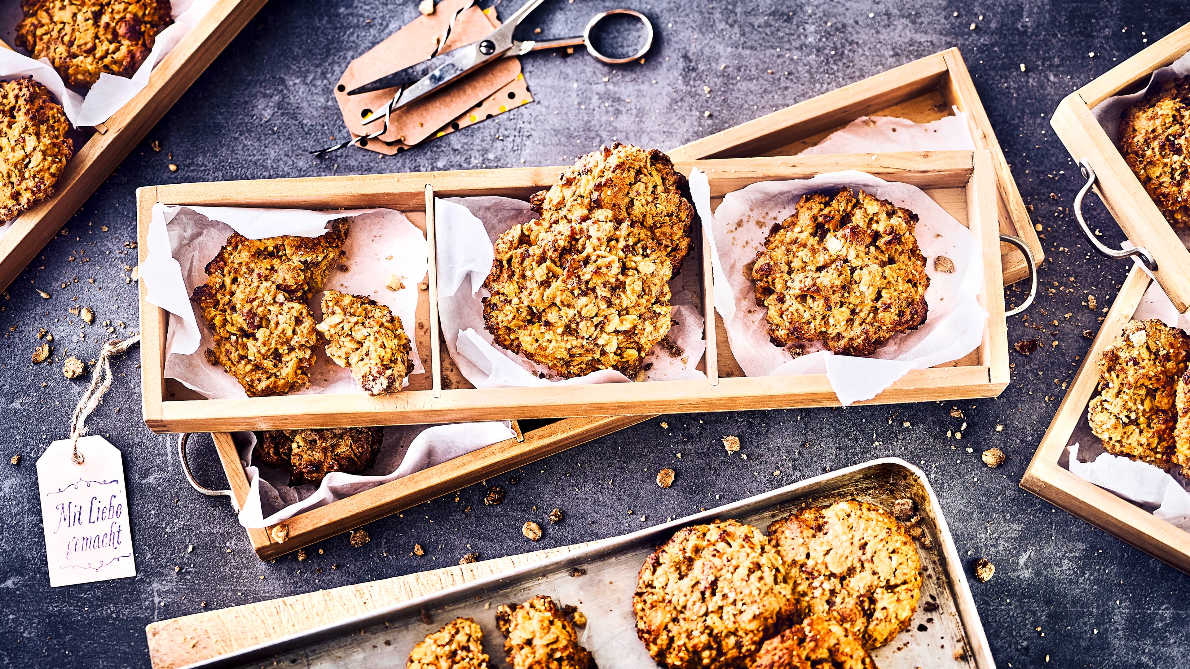 Dattel-Cookies Mit unserem Cookie-Rezept bereiten Sie sich leckeres Gebäck mit getrockneten Datteln, Ahornsirup, Haferflocken und ganzen Haselnüssen zu!