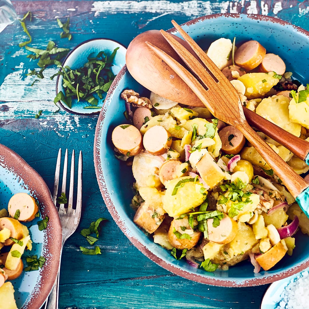 Suchen Sie ein Rezept für deftigen Kartoffelsalat? Probieren Sie einmal unsere Variante mit Rosmarin, Zwiebeln, Rotweinessig, Wiener Würstchen und Walnusskernen – in weniger als einer Stunde auf dem Tisch!