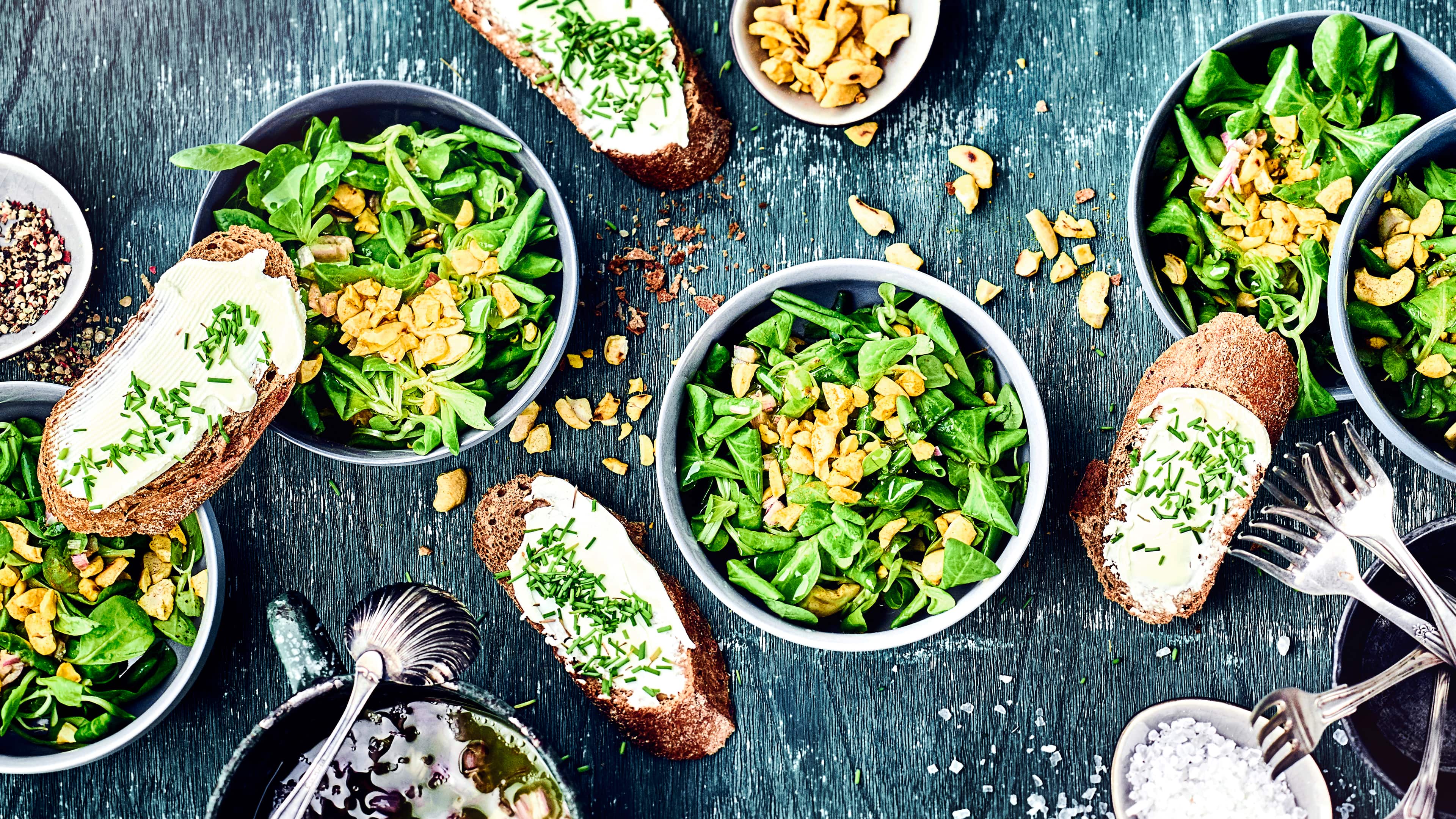 Feldsalat mit Cashewkernen Ob als Beilage zu einem warmen Hauptgericht oder mit frischem Baguette als vollwertige Mahlzeit – probieren Sie unseren Feldsalat mit Cashewkernen!