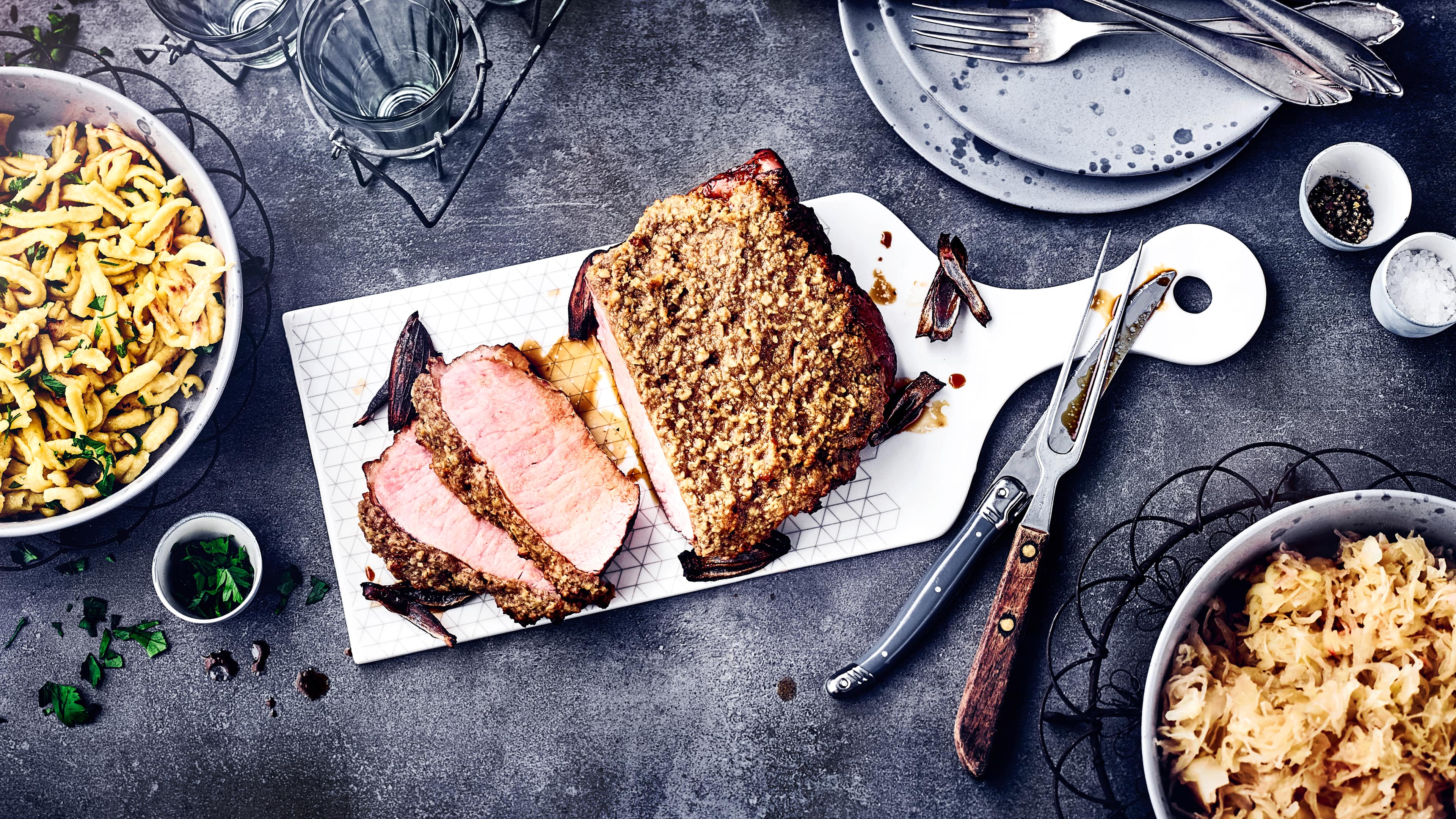 Kasslerbraten mit Sauerkraut Deftiges, gepökeltes Schweinefleisch mit Sauerkraut ist ein typisch deutsches Gericht und ein echter Klassiker. Also, probieren Sie unseren Braten mit einer Honig-Senf-Walnusskruste einmal aus, sehr gut passen Spätzle oder Kartoffeln dazu.