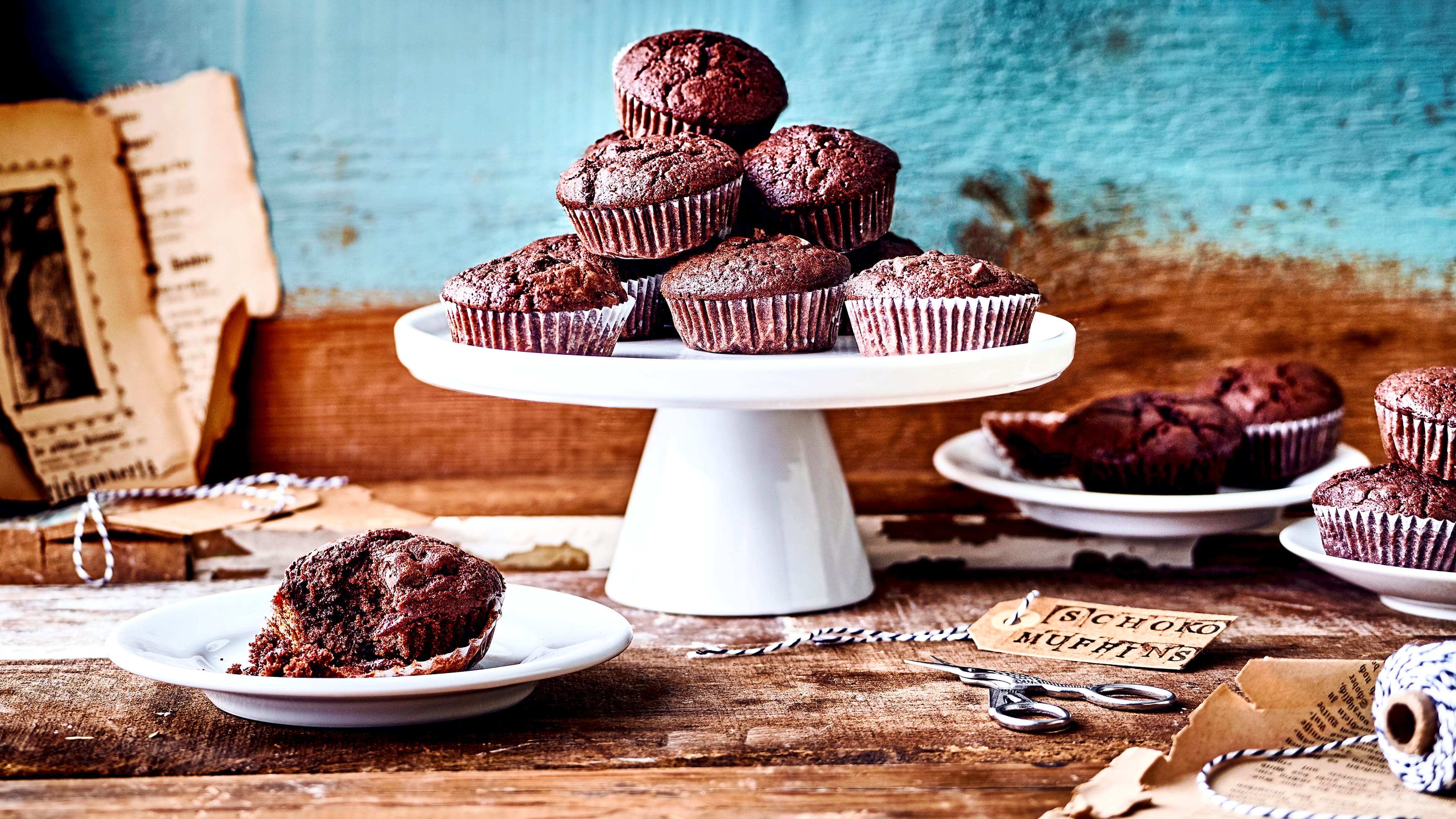 Schokomuffins Es gibt Süßigkeiten, zu denen kann fast niemand nein sagen: Schokomuffins gehören zweifellos zu dieser Kategorie. Wo auch immer die kleinen Kuchen aufgetischt werden, bleibt selten ein Krümel übrig.