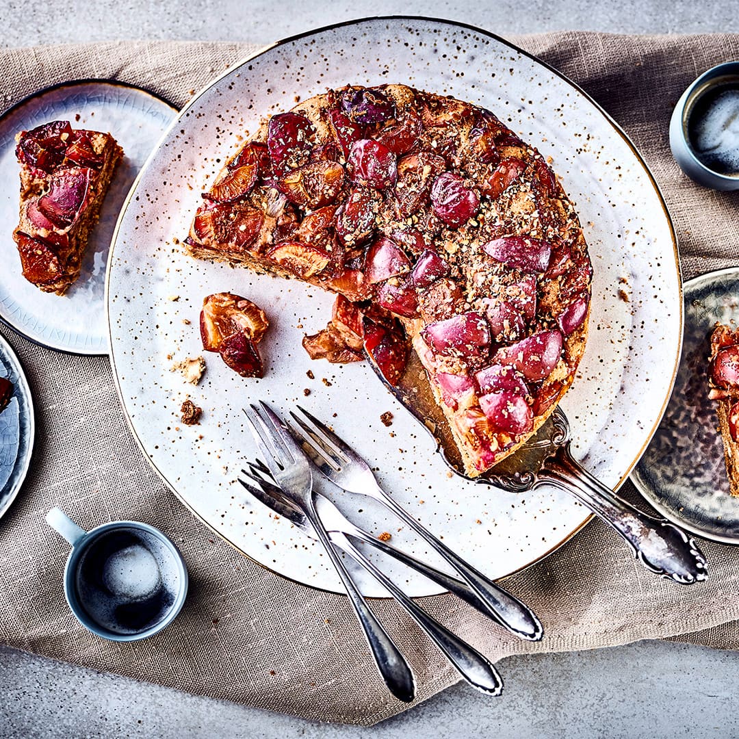 Obstkuchen darf im Herbst nicht fehlen: Probieren Sie unseren Zwetschgenkuchen mit gehackten Haselnüssen, Schokolade und Lebkuchengewürz - saftig und lecker!
