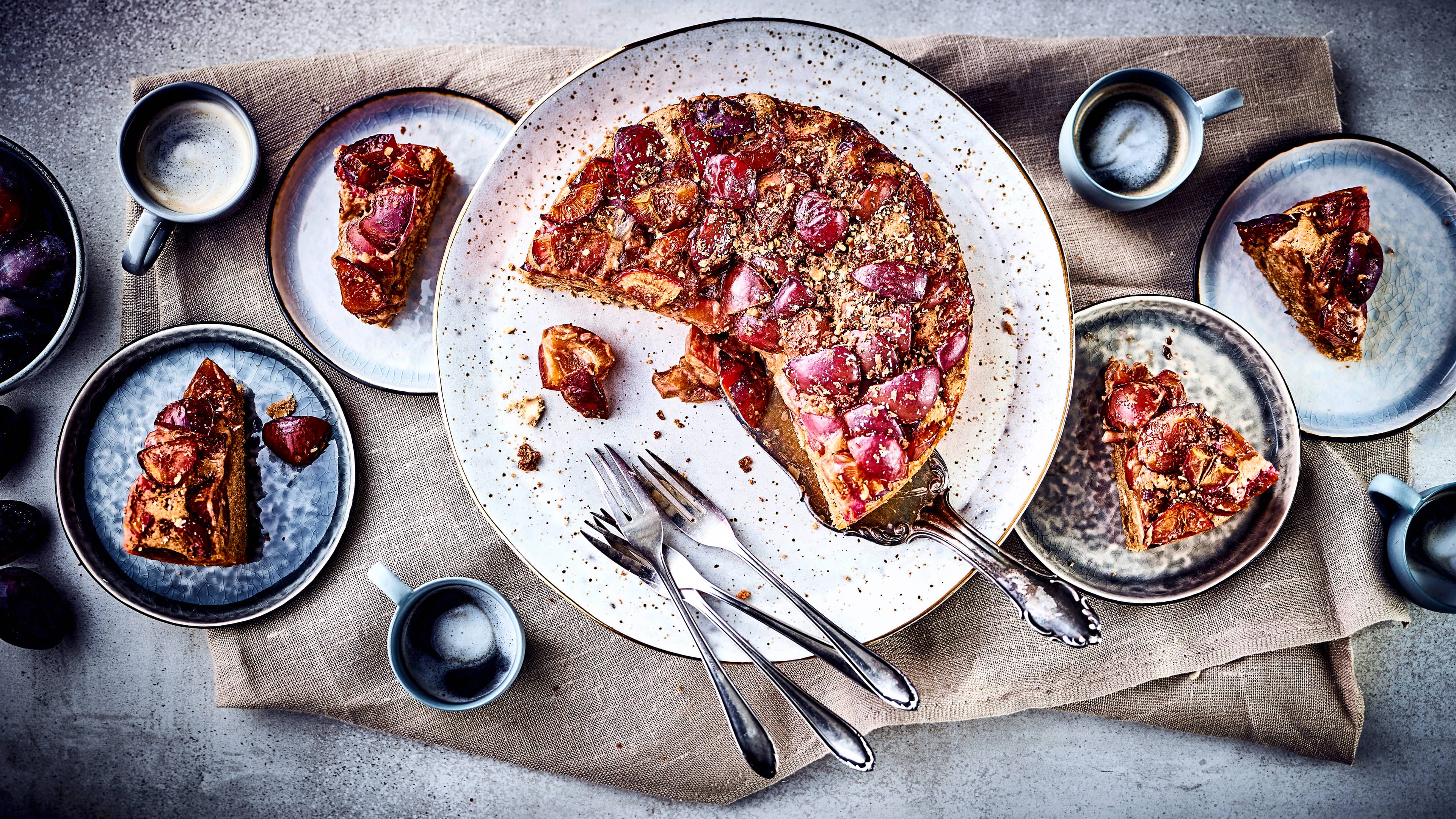 Zwetschgen-Kuchen Obstkuchen darf im Herbst nicht fehlen: Probieren Sie unseren Zwetschgenkuchen mit gehackten Haselnüssen, Schokolade und Lebkuchengewürz - saftig und lecker!