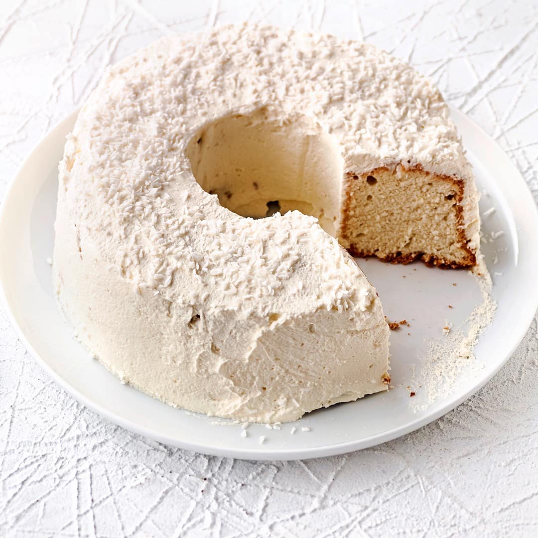 Angel Cake ist ein luftig leichter Kuchen der hierzulande auch als Engelskuchen bezeichnet wird.