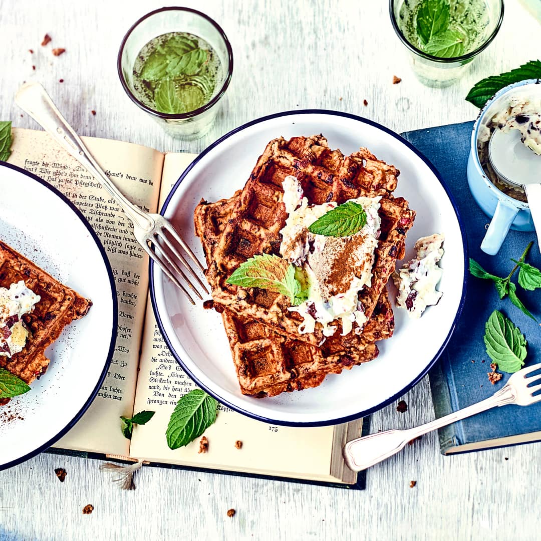 Diese süße Mahlzeit schmeckt nicht nur Kindern gut: Probieren Sie unsere leckeren Müsliwaffeln mit einer zimtigen Apfel-Quark-Creme!Diese süße Mahlzeit schmeckt nicht nur Kindern gut: Probieren Sie die leckeren Müsliwaffeln mit einer zimtigen Apfel-Quark-Creme!