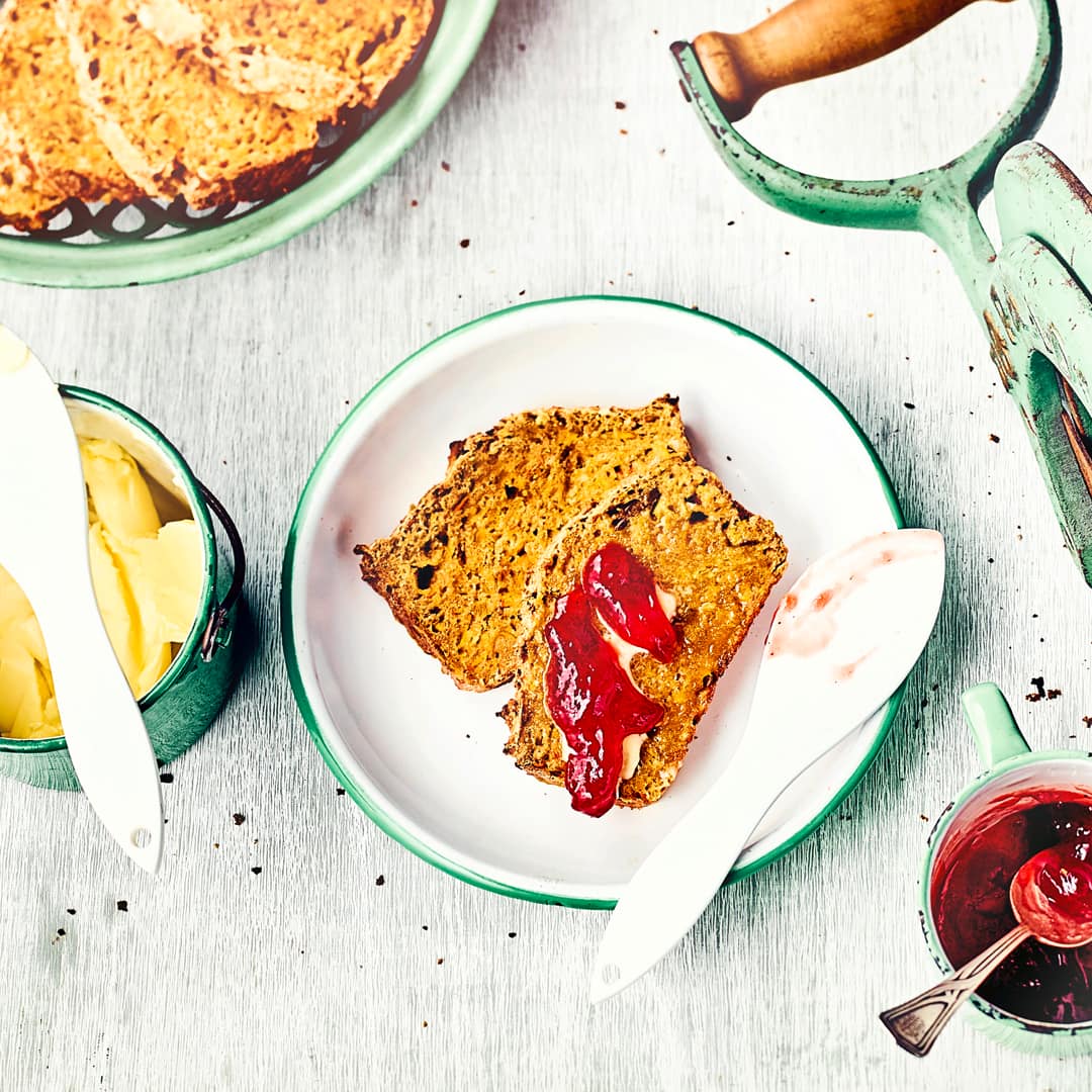 Eine fruchtige Alternative für den Morgen oder nachmittags zum Kaffeetisch: Unser selbstgemachtes Apfelbrot mit Nüssen, Ahornsirup und Feigen ist schön fruchtig und unglaublich lecker.