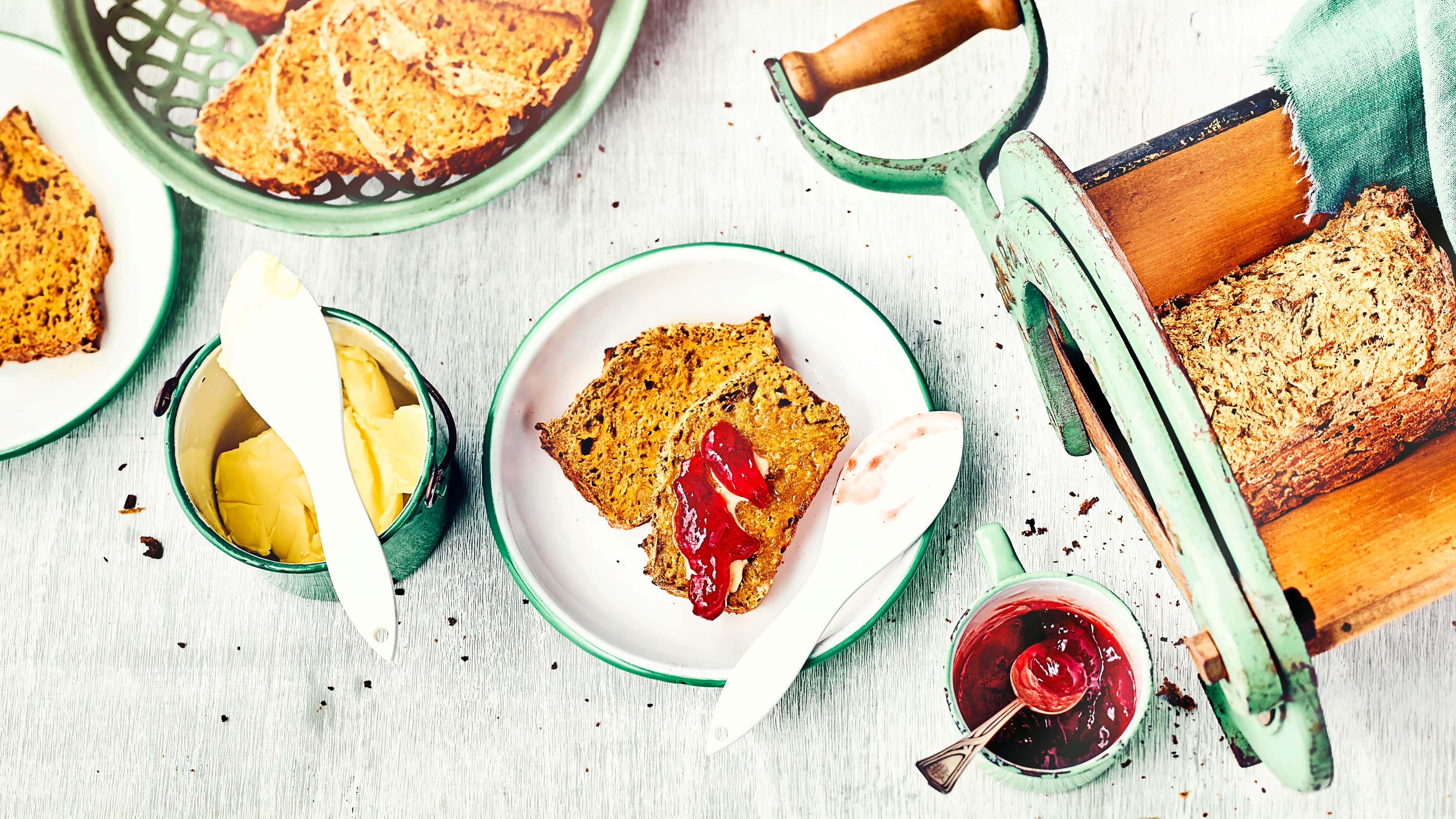 Apfelbrot Eine fruchtige Alternative für den Morgen oder nachmittags zum Kaffeetisch: Unser selbstgemachtes Apfelbrot mit Nüssen, Ahornsirup und Feigen ist schön fruchtig und unglaublich lecker.