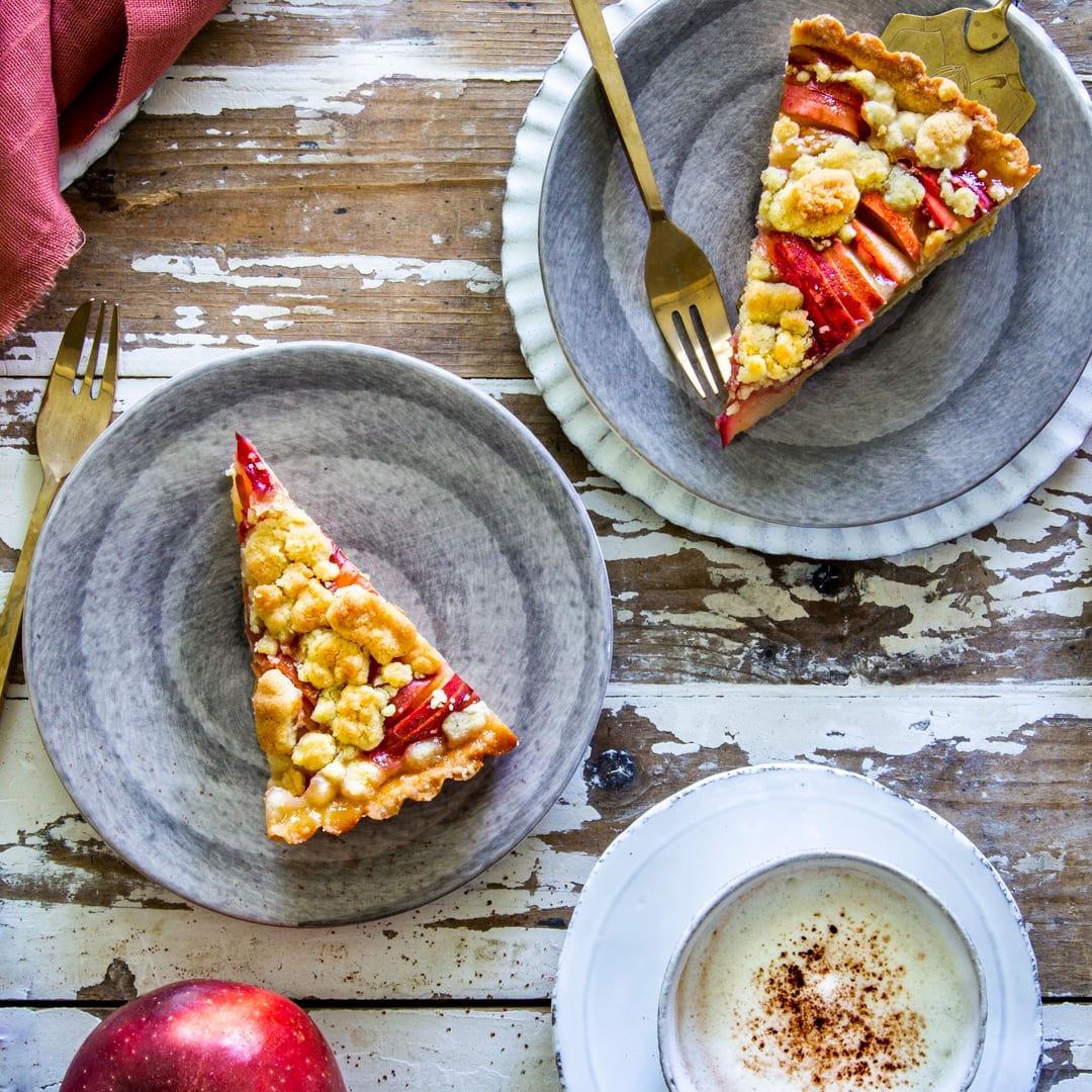 Apfelkuchen ist ein Klassiker unter den Obstkuchen und gehört das ganze Jahr über zu den beliebtesten Backrezepten. Mit buttrigem Mürbeteig sowie knusprigen Streuseln schmeckt er besonders gut!