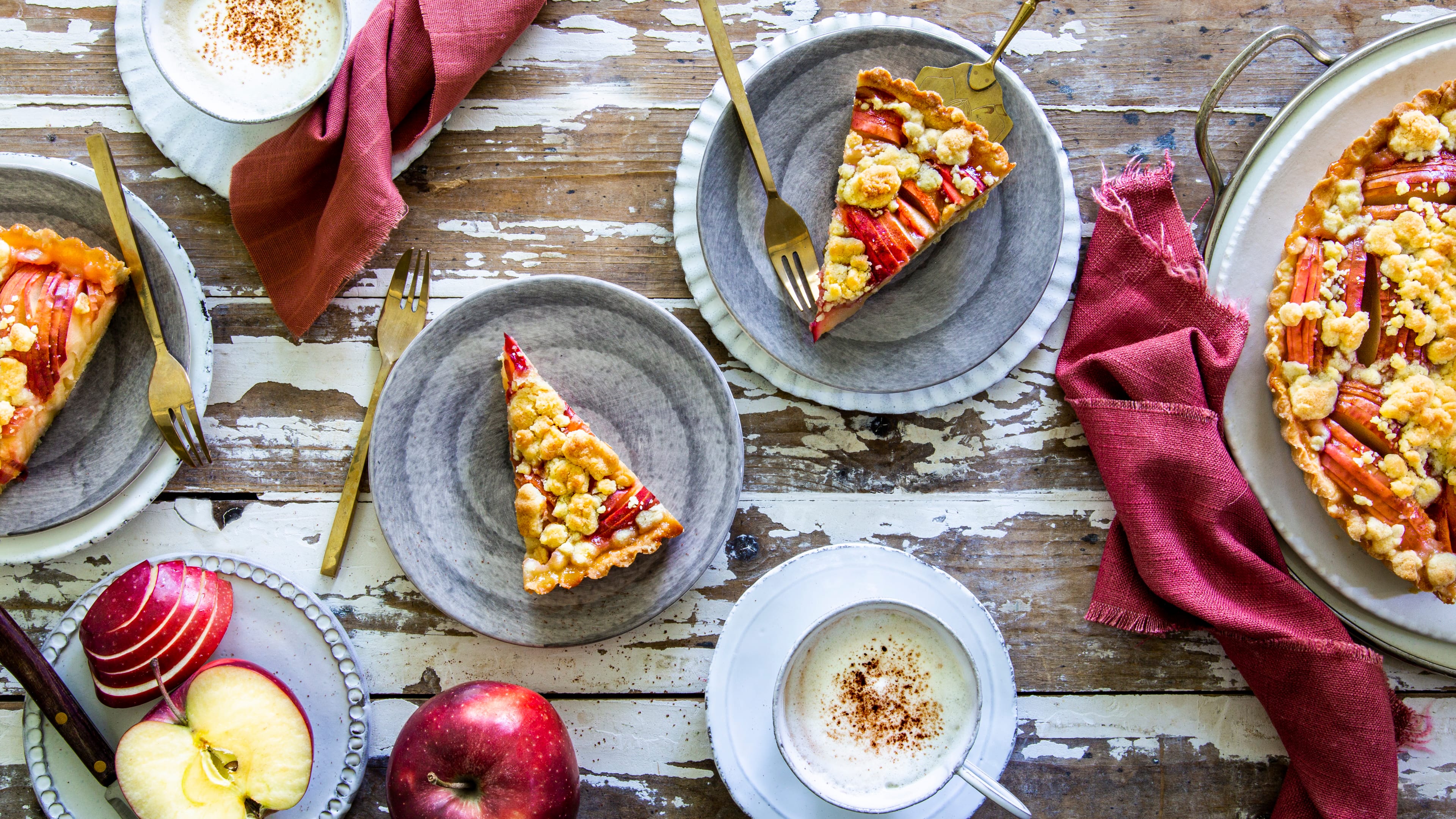 Apfelkuchen mit Streuseln Apfelkuchen ist ein Klassiker unter den Obstkuchen und gehört das ganze Jahr über zu den beliebtesten Backrezepten. Mit buttrigem Mürbeteig sowie knusprigen Streuseln schmeckt er besonders gut!
