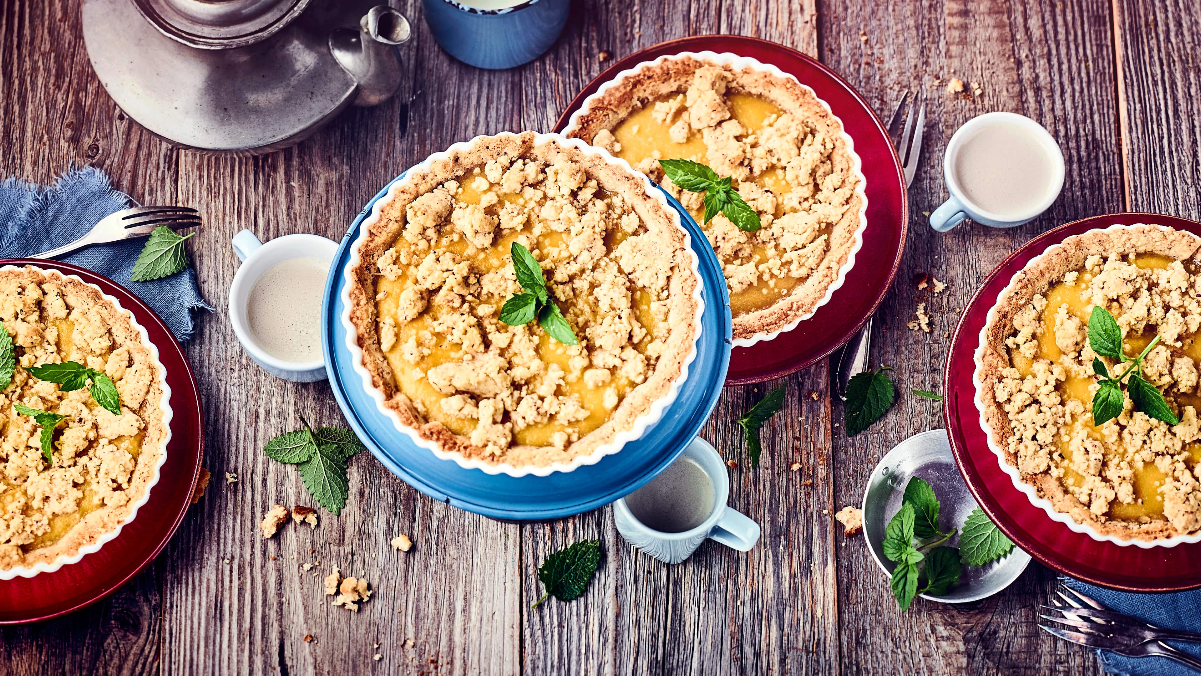 Apfelkuchen Der Apfelkuchen soll besonders saftig werden? In diesem Fall verwenden wir Haselnussmürbeteig, der mit Apfelmus mit Pudding und Streuseln belegt wird. Einfach lecker!