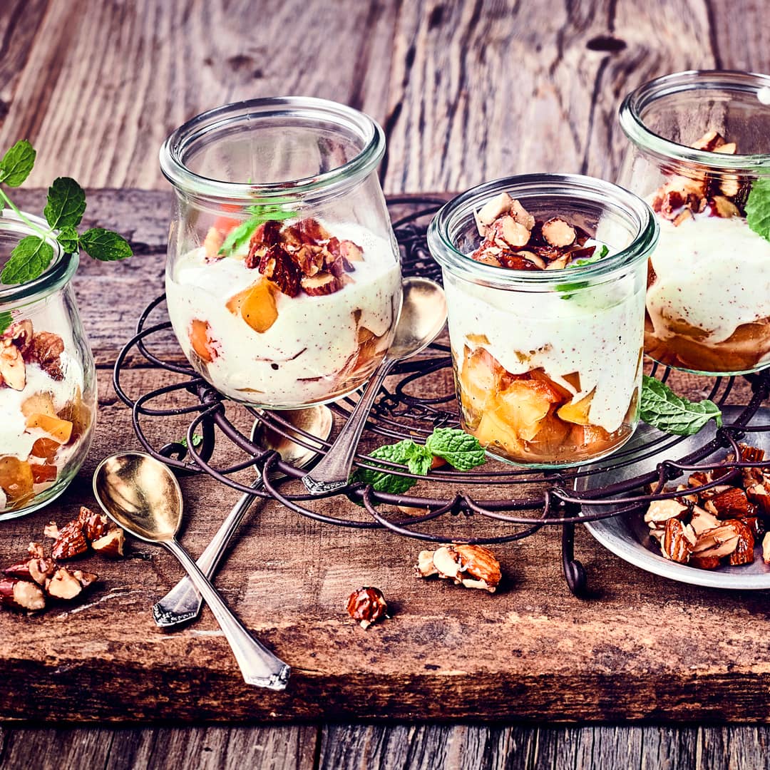 Selbstgemachtes Apfelmus mit Zimtcreme und karamellisierten Mandeln ist auf Gläsern verteilt nicht nur ein geschmackliches Erlebnis.