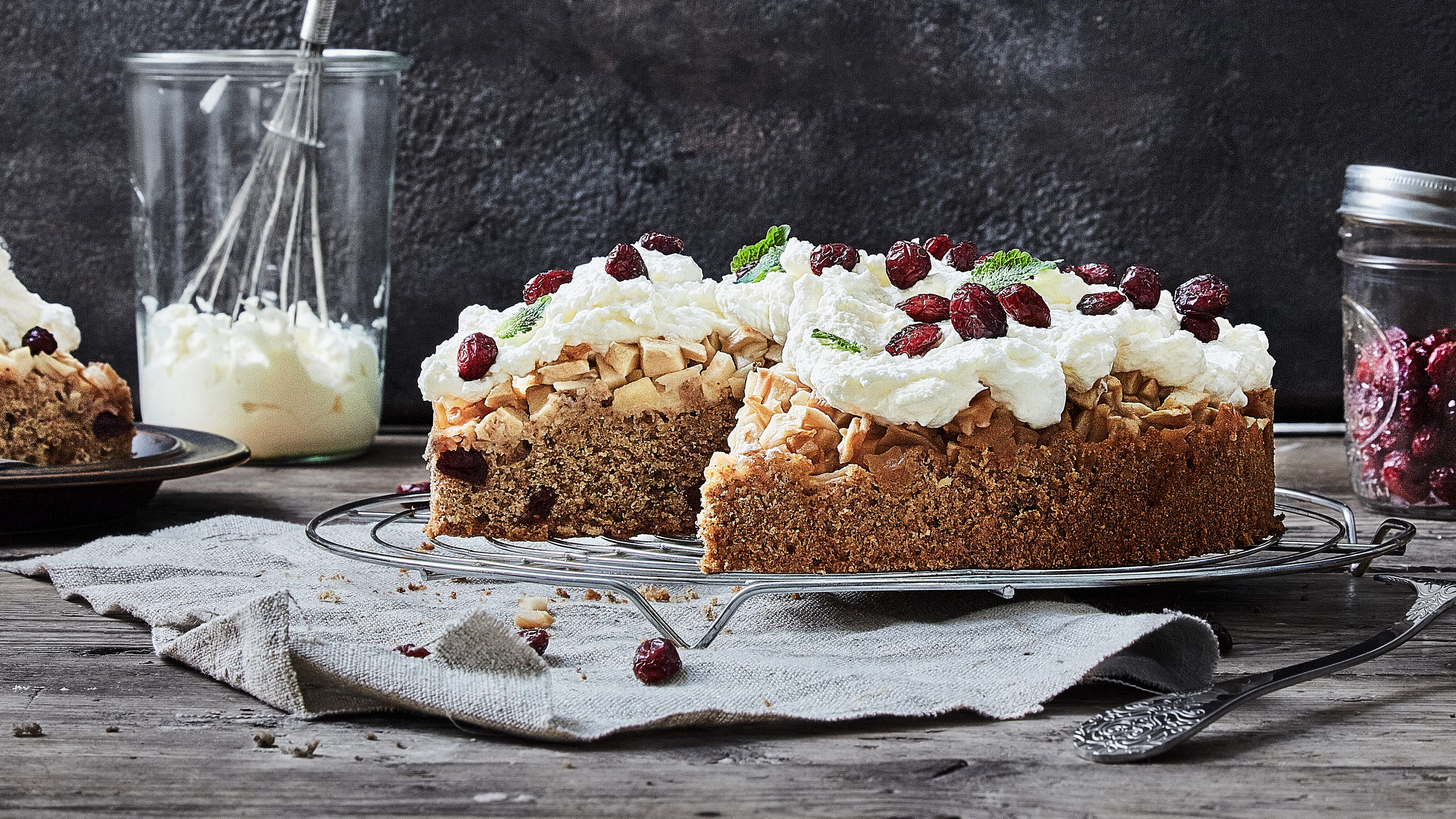 Apfeltorte mit Cranberries Fruchtiger Kuchen für Ihre Gäste: Probieren Sie unsere Apfeltorte mit Zimt, Mandeln und getrockneten Cranberries! Verziert wird mit Sahne und Beeren.