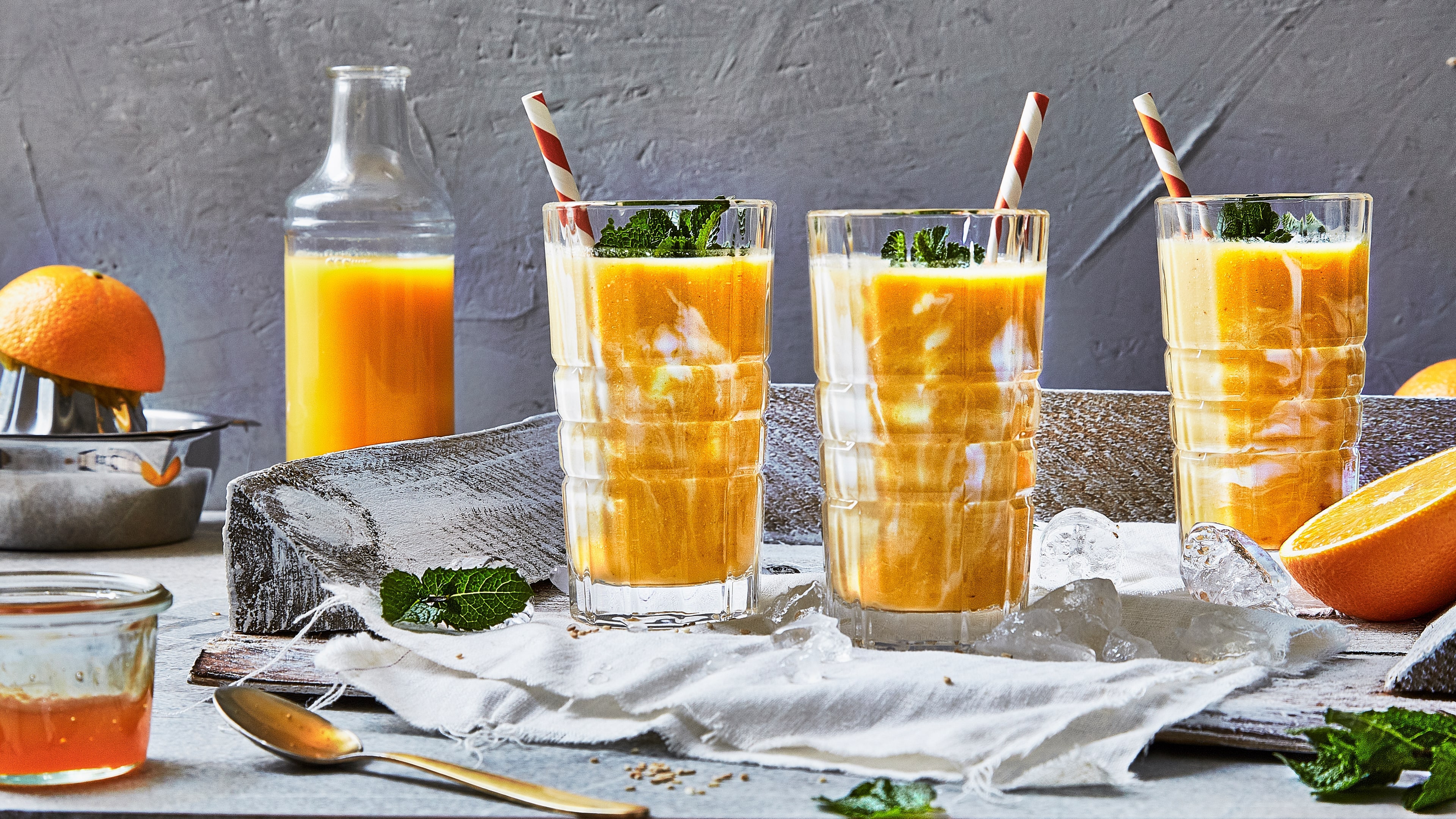 Aprikosen-Orangen-Shake Lust auf einen leckeren Frucht-Smoothie? Probieren Sie unseren Aprikosen-Orangen-Shake mit Naturjoghurt und Sesam – in 5 Minuten fertig!