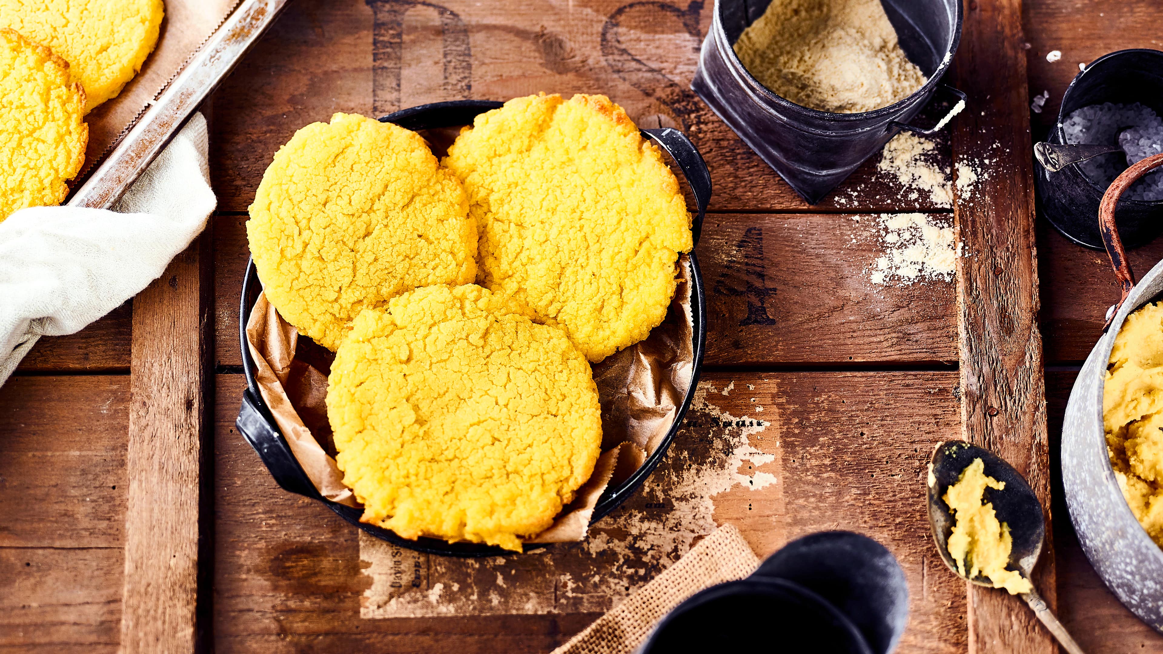 Arepas Aus nur 3 Zutaten werden Arepas hergestellt – kleine, runde Maisfladen, die aus Venezuela oder Kolumbien stammen und bei Bedarf gefüllt werden können.