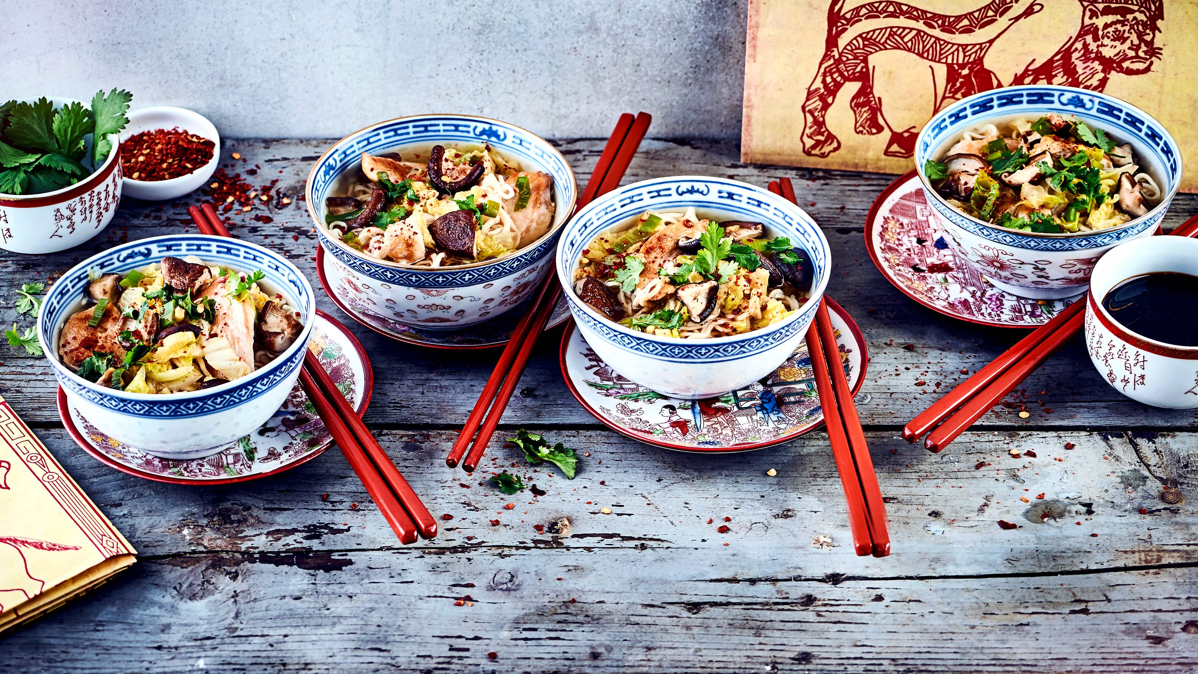 Asiatische Ramen-Suppe Ramensuppe gehört zu den beliebtesten Gerichten der japanischen Küche. Genießen Sie die dampfende asiatische Nudelsuppe, die sich ganz einfach individuell verfeinern lässt!