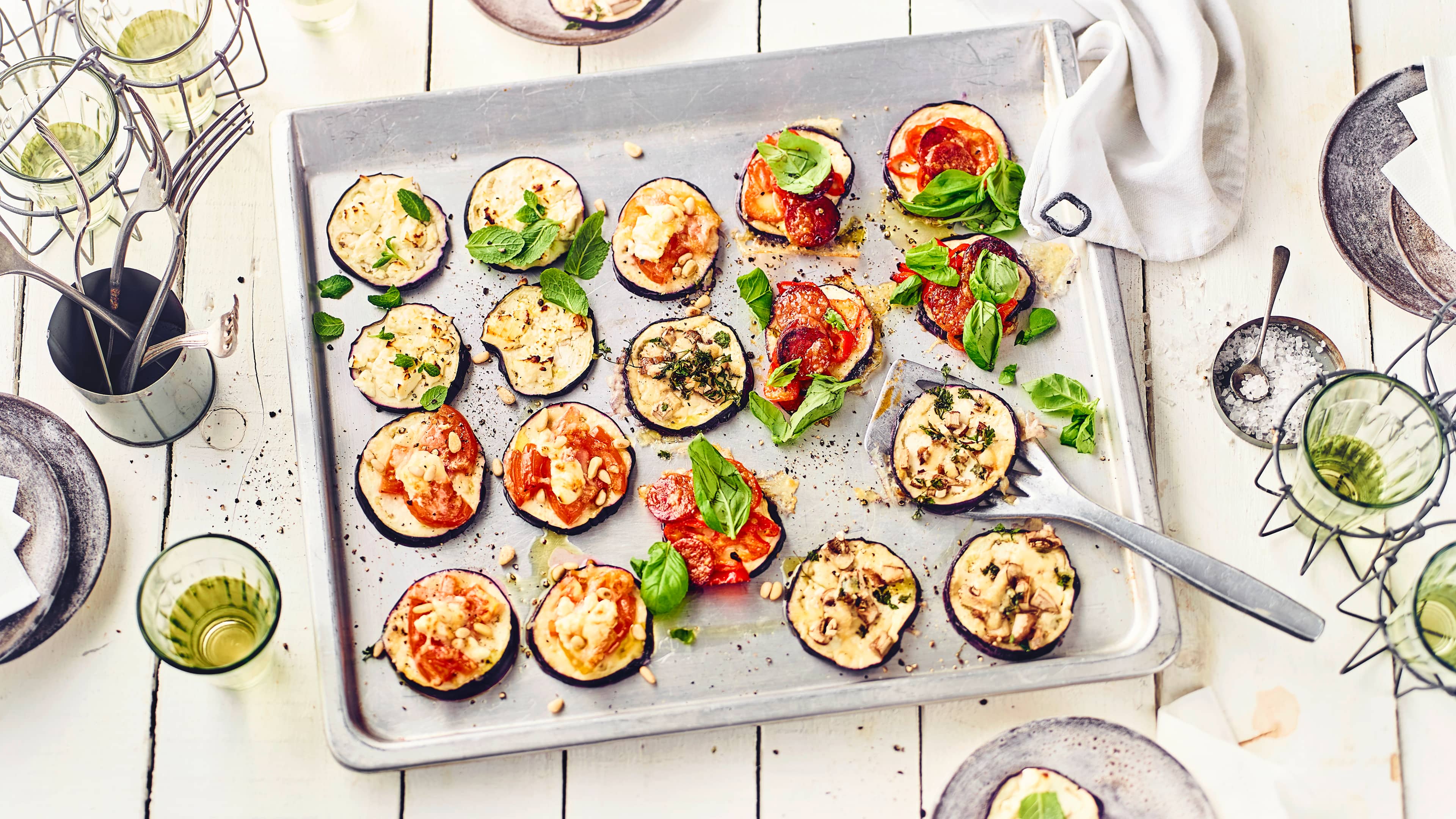 Auberginen Pizza So klein können Mini-Pizzen sein und dazu sind die kleinen Auberginen Pizzen noch low-carb! Wir belegen sie auf viererlei Art – entscheiden Sie was Ihnen schmeckt.