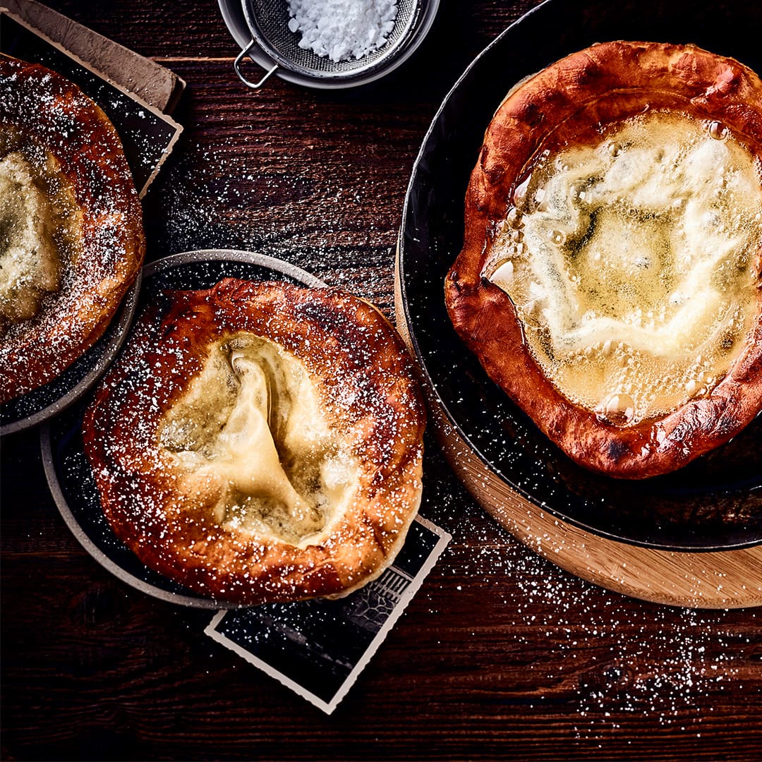 Ein bayrisches Originalrezept: Ausgezogene, oft auch als Krapfen oder Knieküchle bezeichnet, müssen vor dem Ausbacken im Fett auseinandergezogen werden – daher auch der Name!